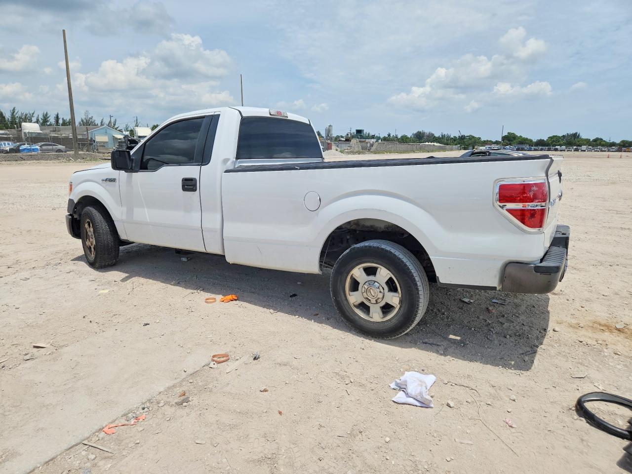 2014 Ford F150 White vin: 1FTMF1CM8EKF39580