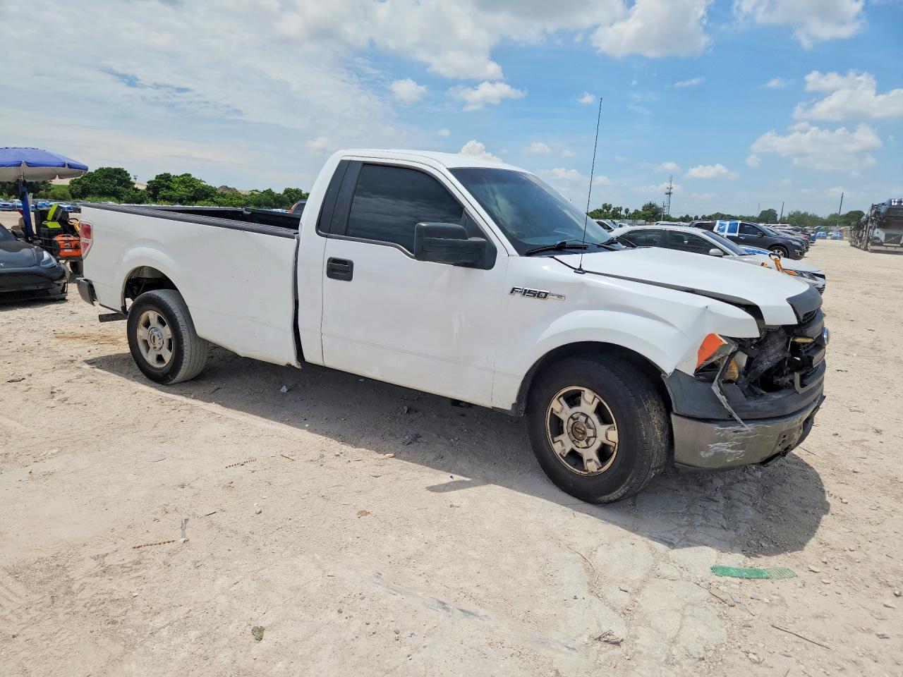 2014 Ford F150 White vin: 1FTMF1CM8EKF39580