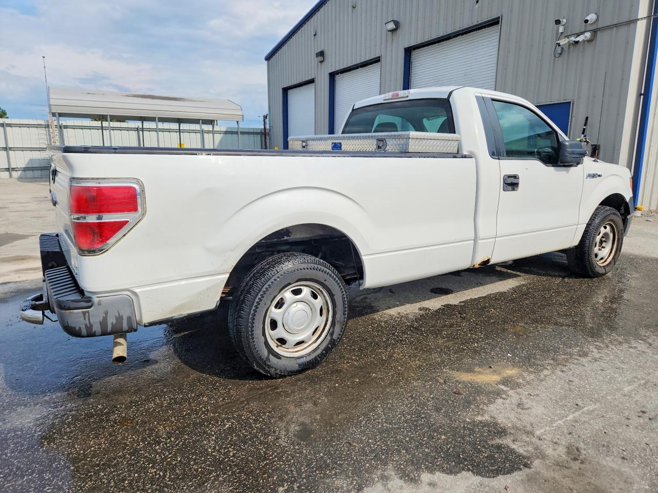2013 Ford F150 White vin: 1FTMF1CM9DKE77427