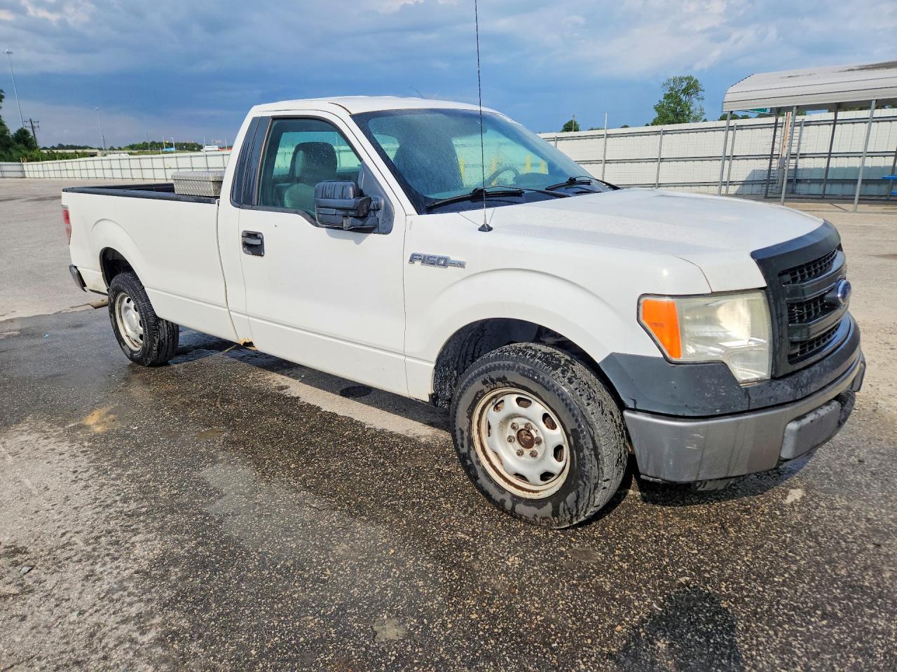 2013 Ford F150 White vin: 1FTMF1CM9DKE77427