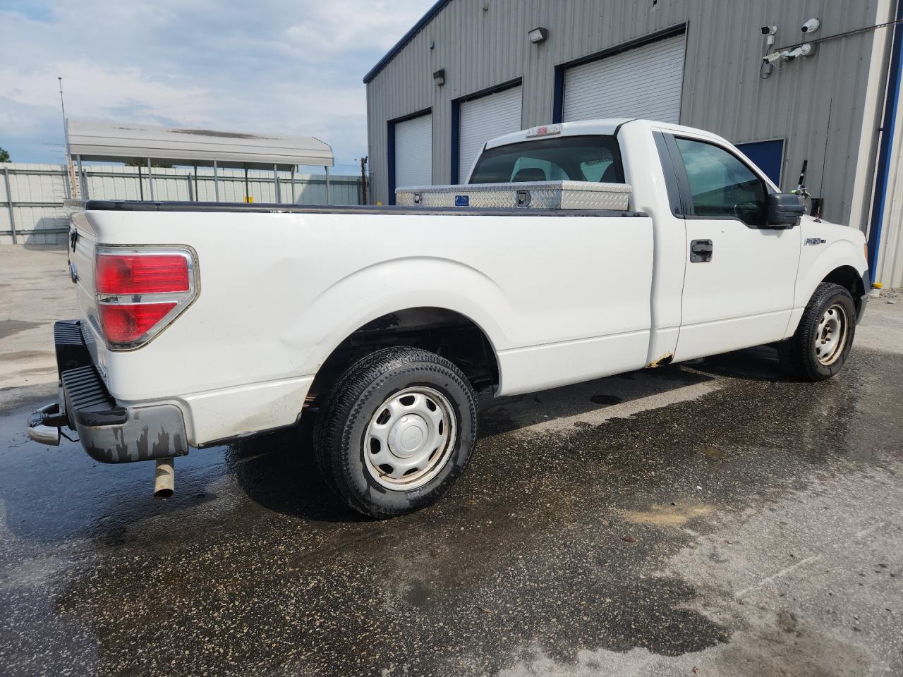 2013 Ford F150 White vin: 1FTMF1CM9DKE77427 Damage: Right Bed Side, Dent(S) W/ Paint Dmg, 1 To 2 Inches