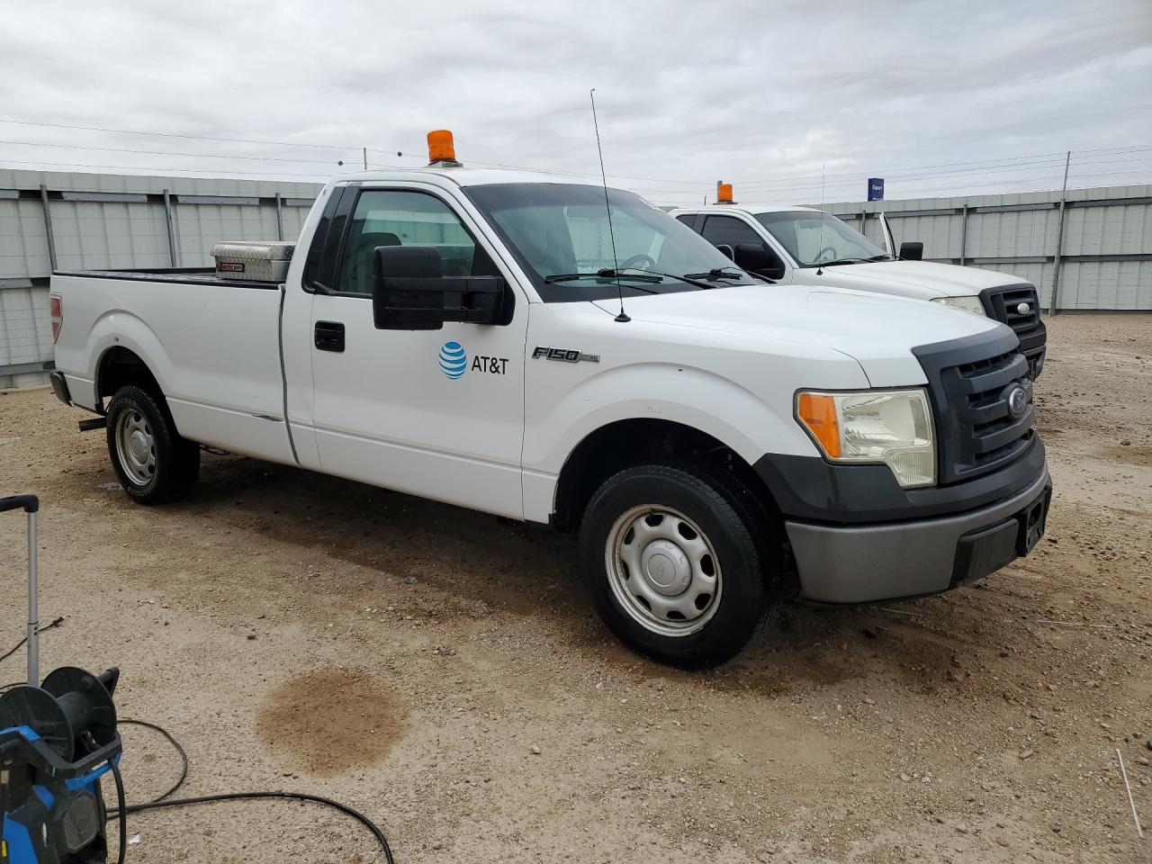2010 Ford F150 White vin: 1FTMF1CW3AKB55329 Damage: Right Bed Side, Dent(S) W/ Paint Dmg, 1 To 2 Inches