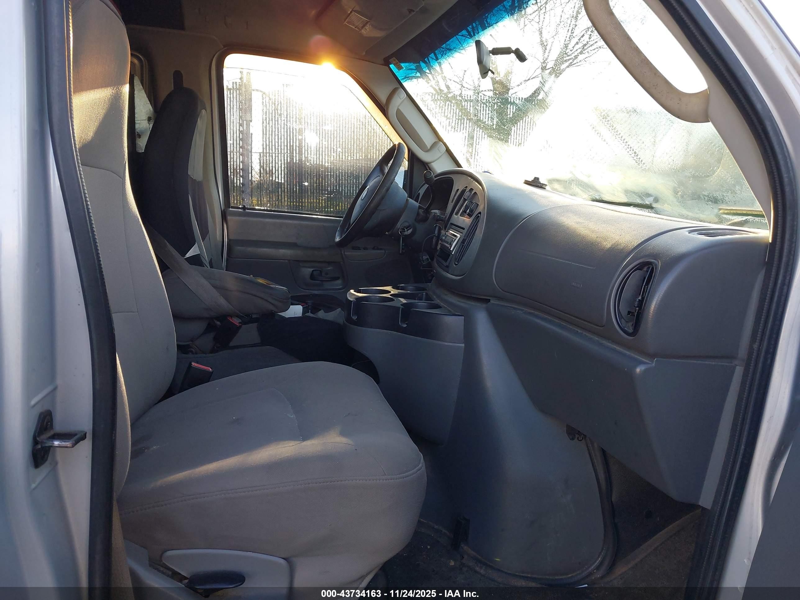 2008 Ford E-150 Commercial/recreational Burgundy vin: 1FTNE14LX8DA28636