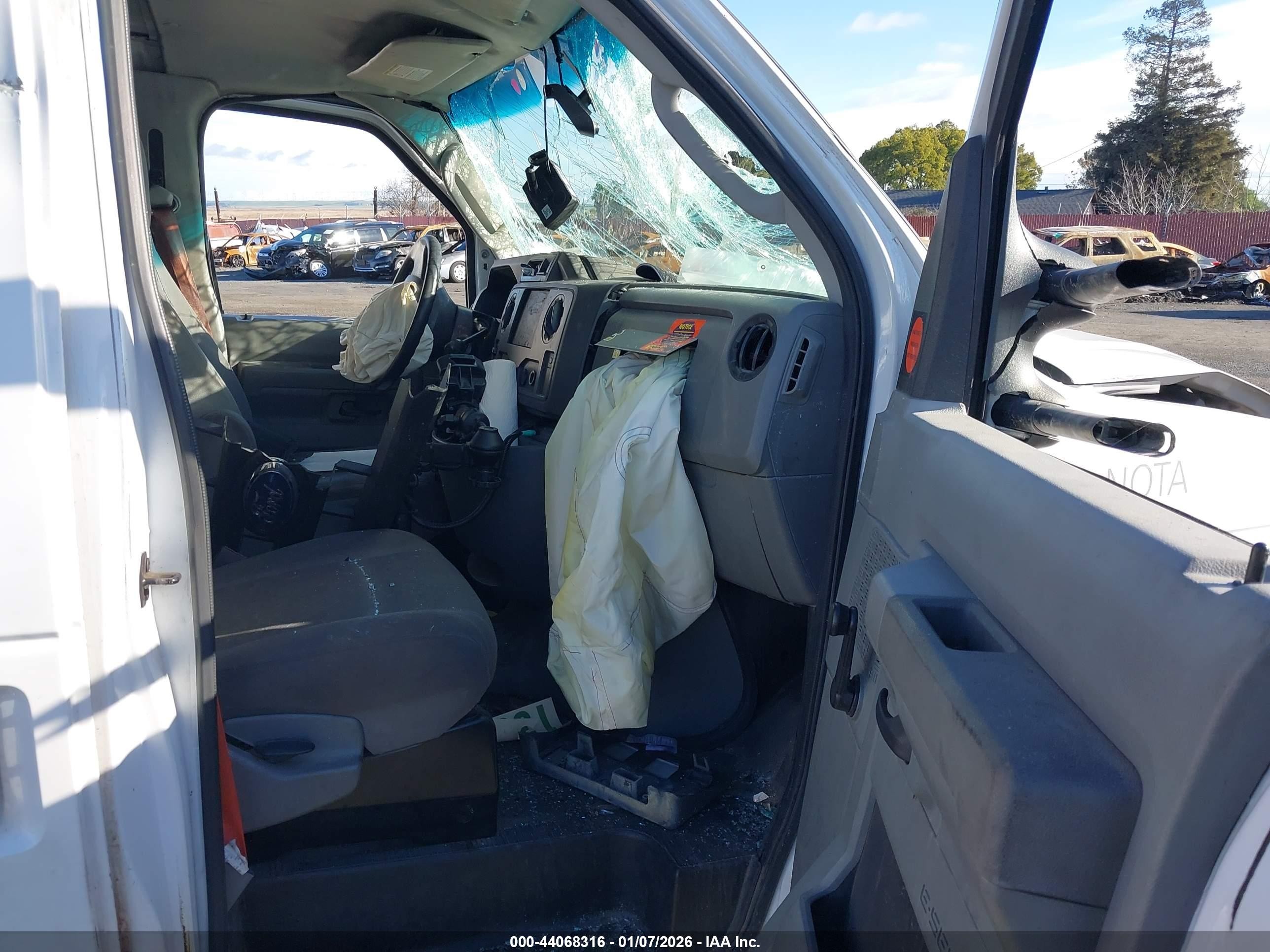 2010 Ford E-150 Commercial/recreational White vin: 1FTNE1EW0ADA90867
