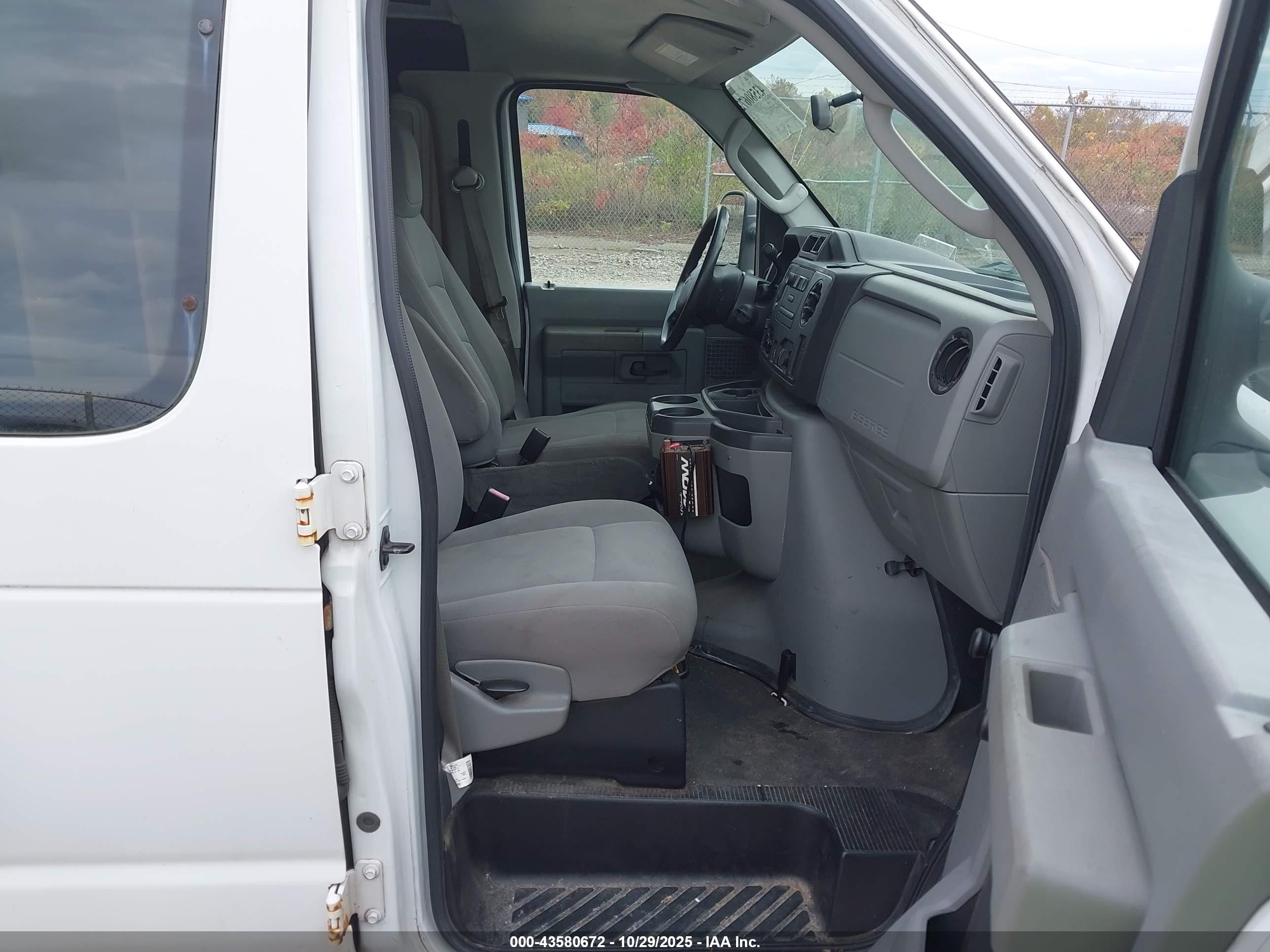 2010 Ford E-150 Commercial/recreational Белый vin: 1FTNE1EW1ADA04806