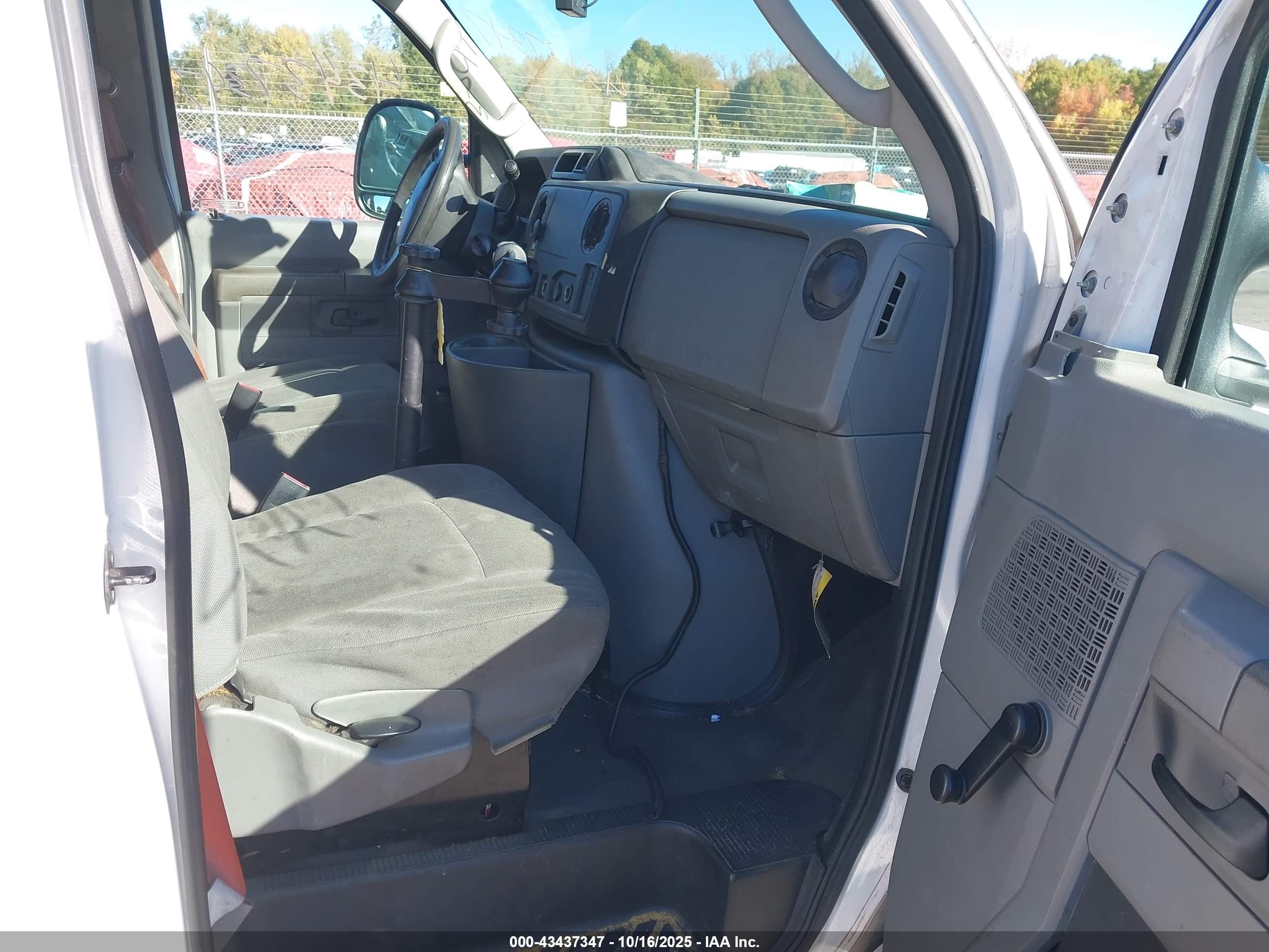 2010 Ford E-150 Commercial/recreational Белый vin: 1FTNE1EW1ADA91350