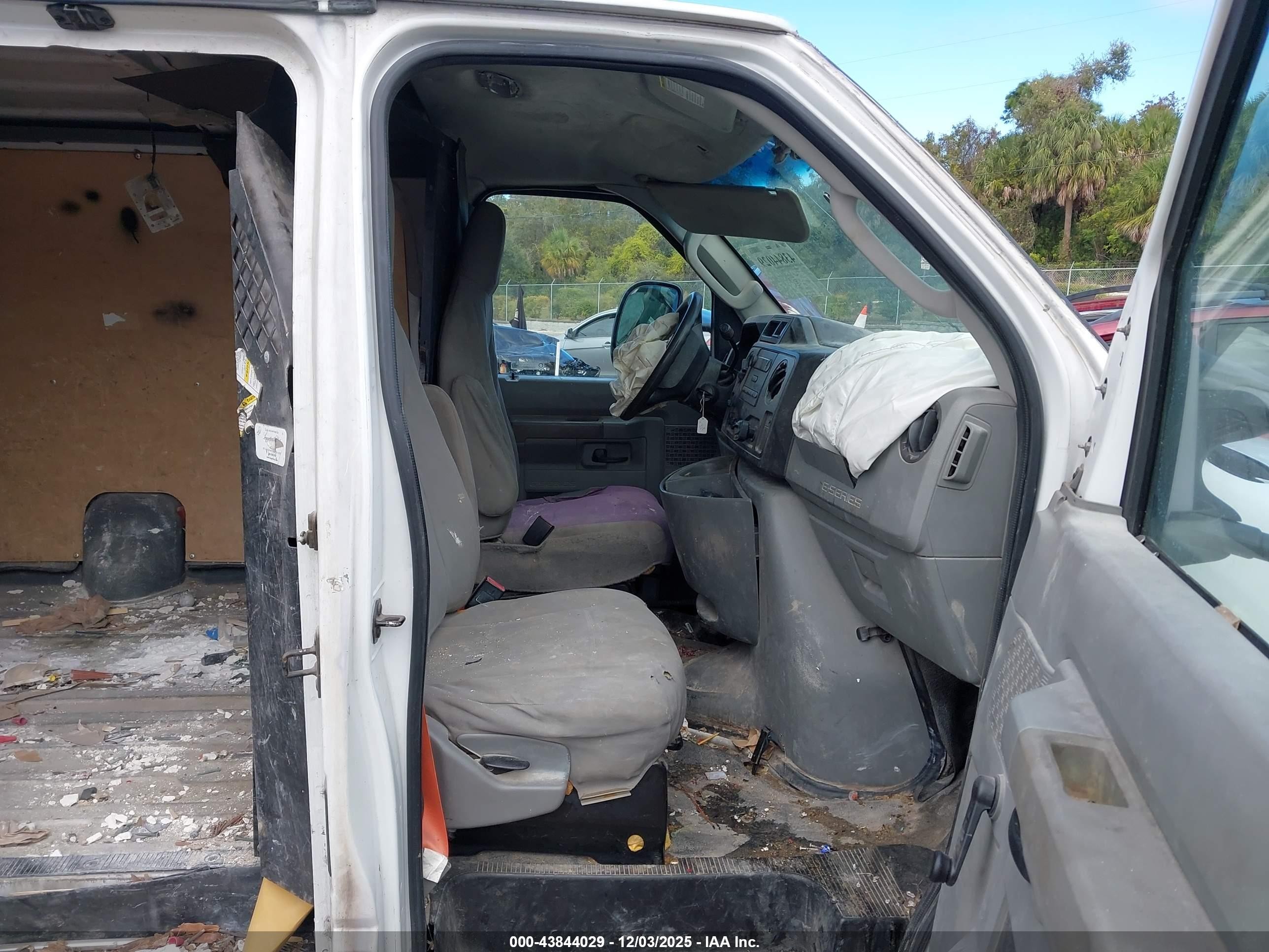 2010 Ford E-150 Commercial/recreational White vin: 1FTNE1EW2ADA91342