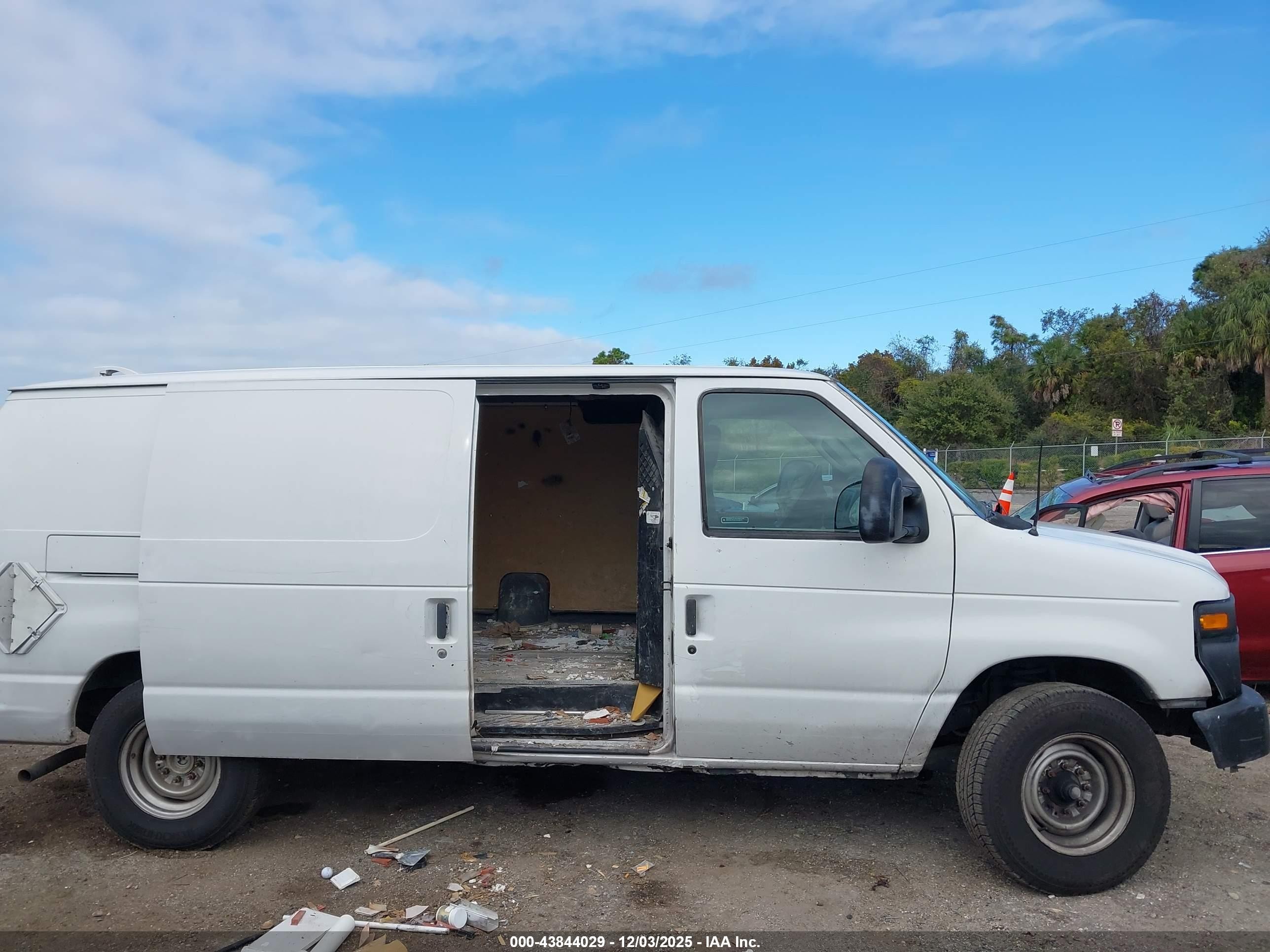 2010 Ford E-150 Commercial/recreational White vin: 1FTNE1EW2ADA91342
