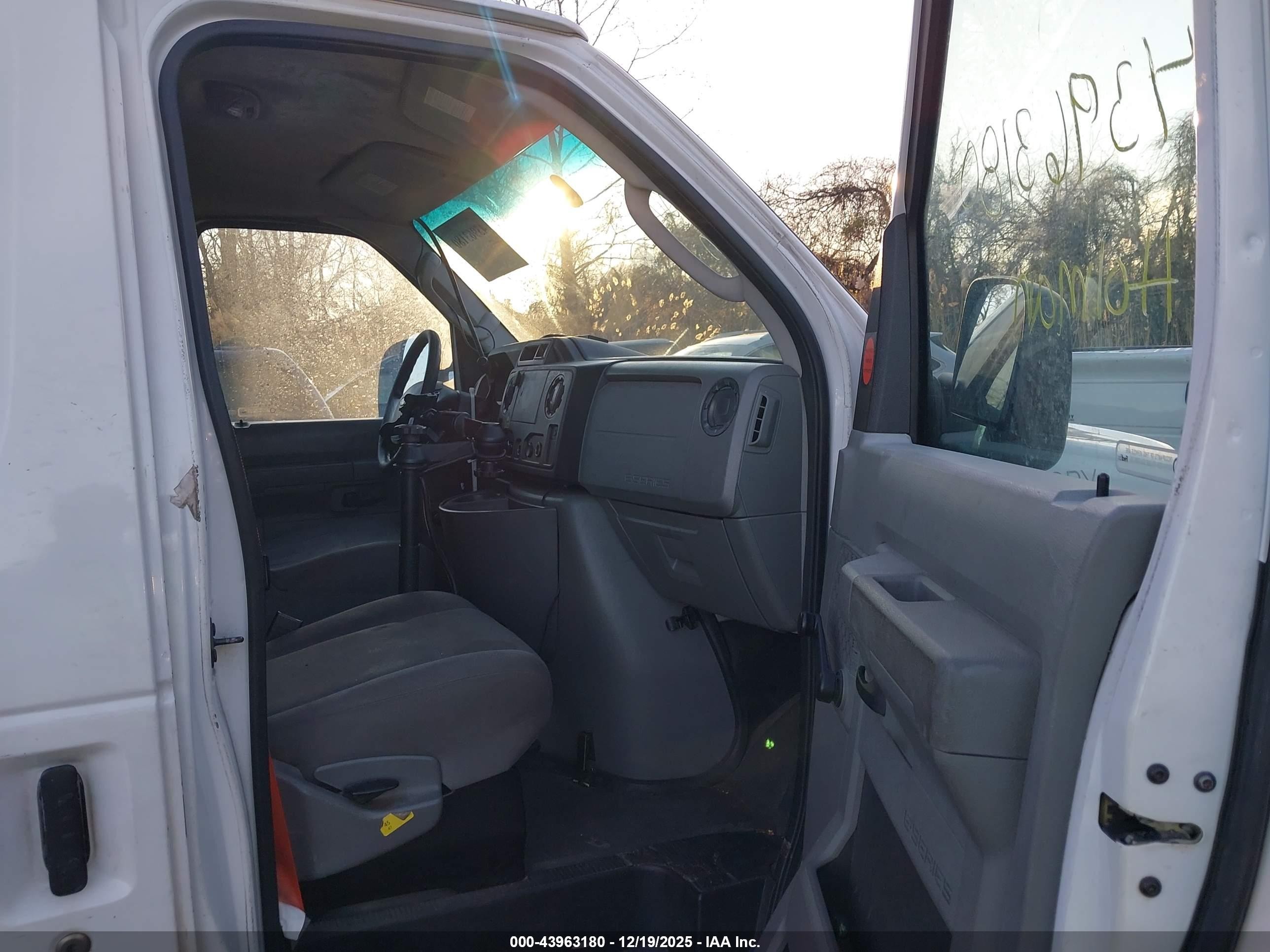 2010 Ford E-150 Commercial/recreational White vin: 1FTNE1EW4ADA91648