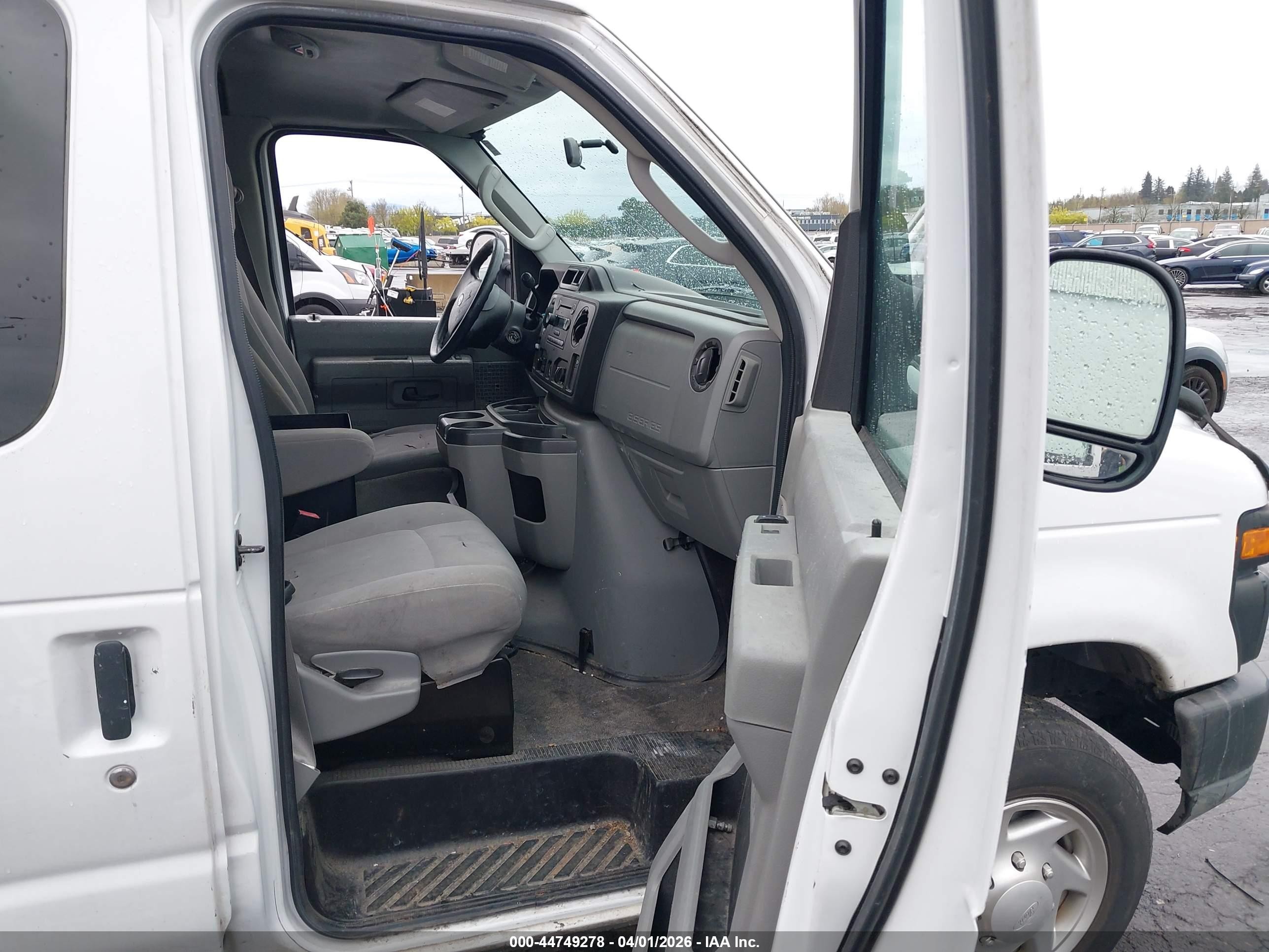 2010 Ford E-150 Commercial/recreational White vin: 1FTNE1EW5ADA59212