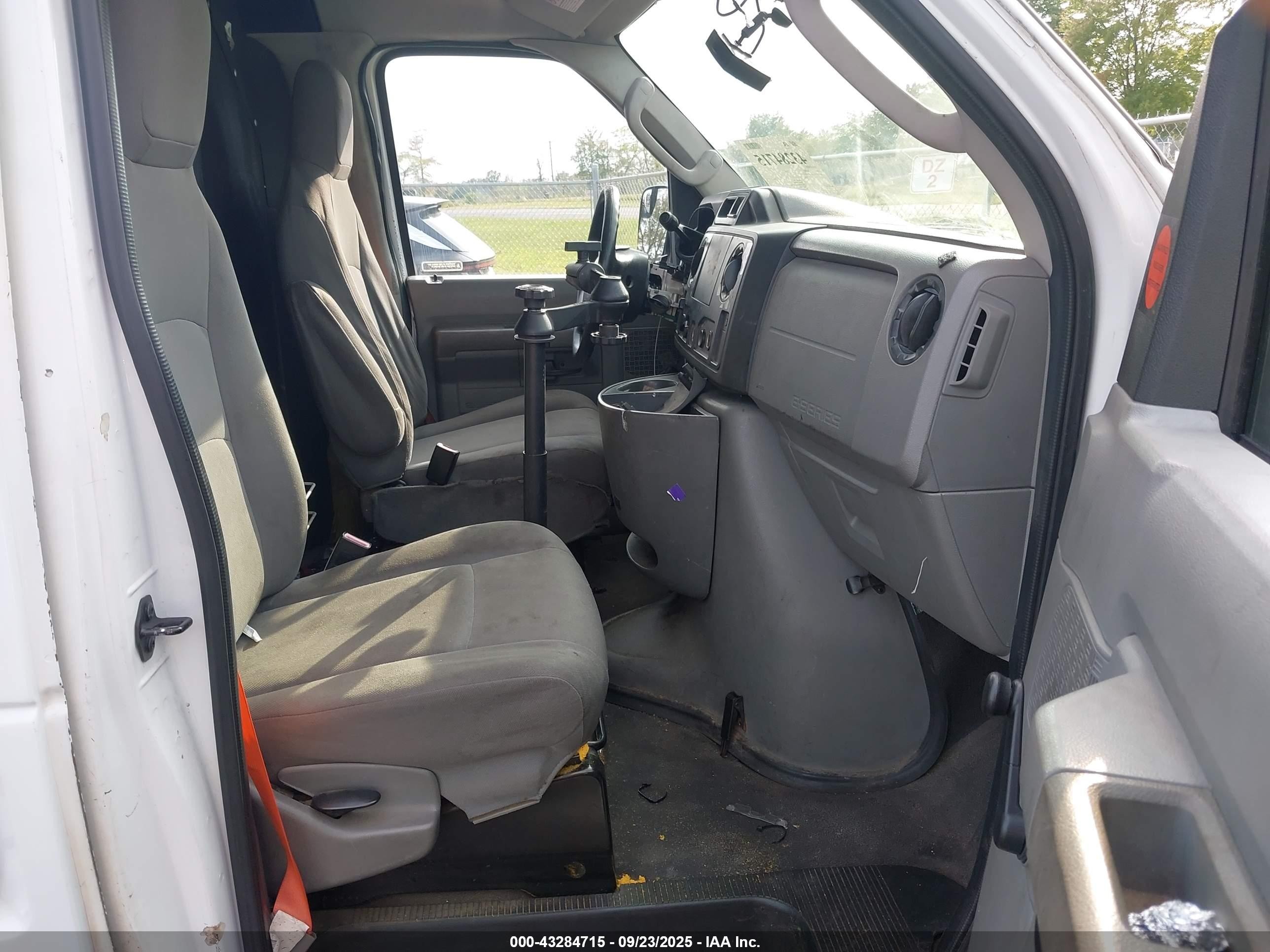 2010 Ford E-150 Commercial/recreational White vin: 1FTNE1EW5ADA91285