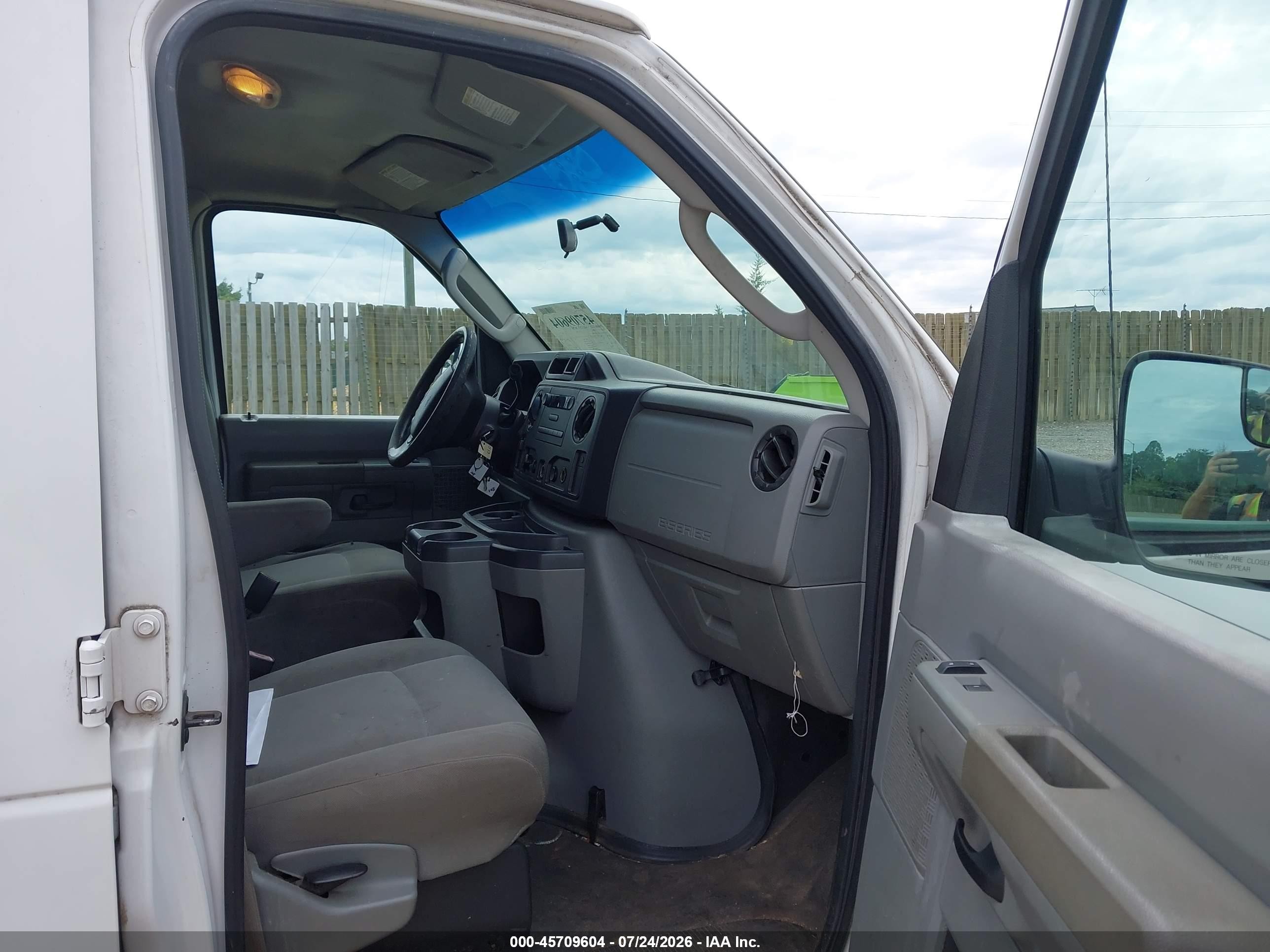 2010 Ford E-150 Commercial/recreational White vin: 1FTNE1EW7ADA14935
