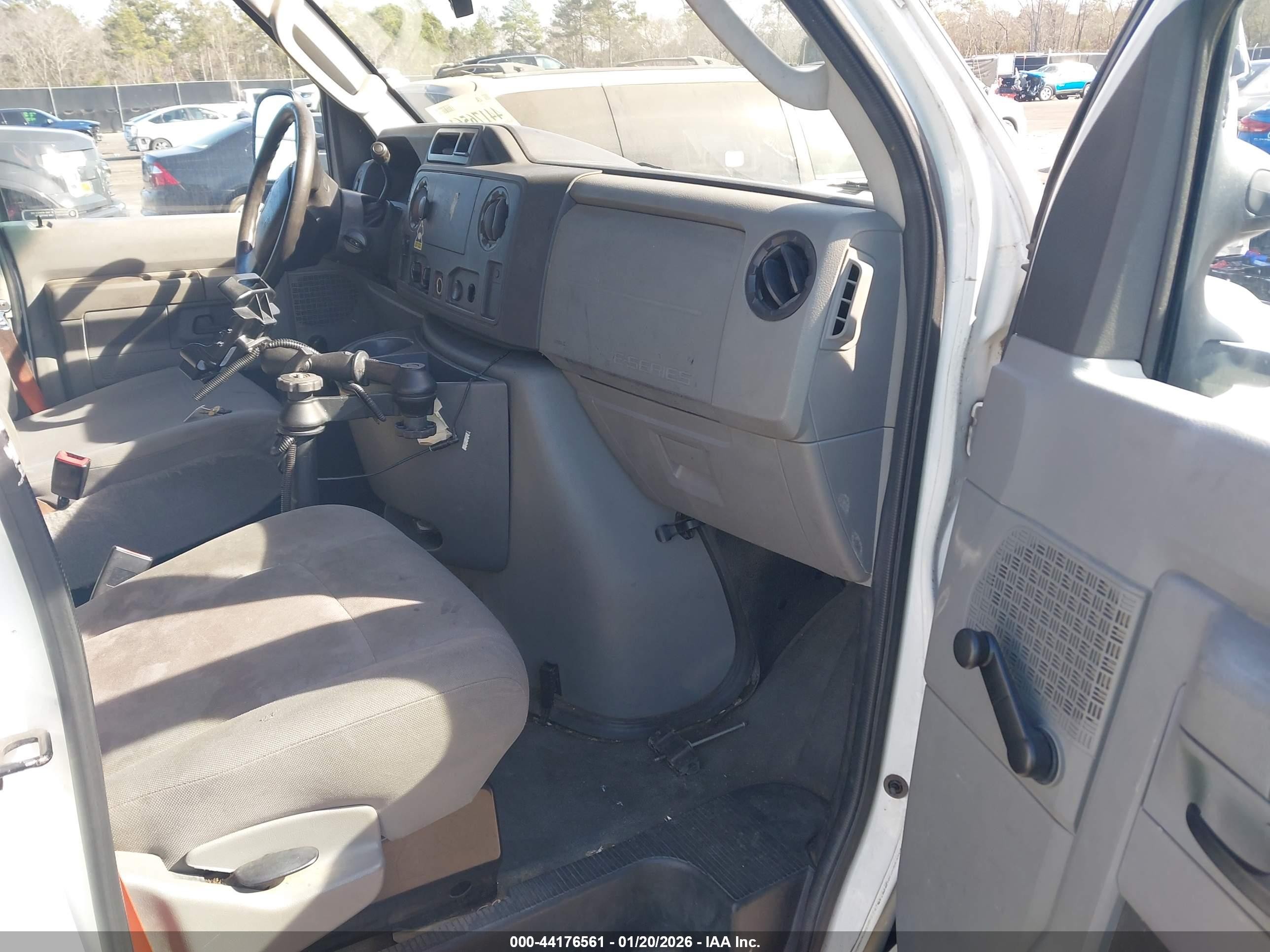 2010 Ford E-150 Commercial/recreational White vin: 1FTNE1EW7ADA90557