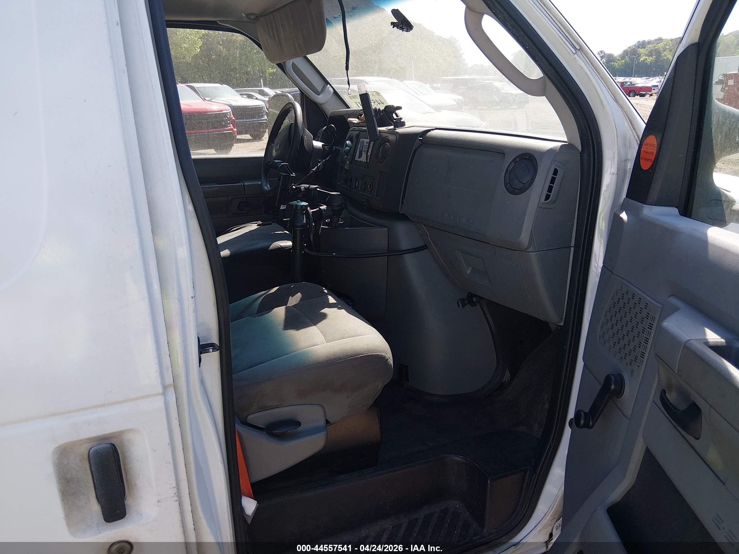 2010 Ford E-150 Commercial/recreational White vin: 1FTNE1EW8ADA90678
