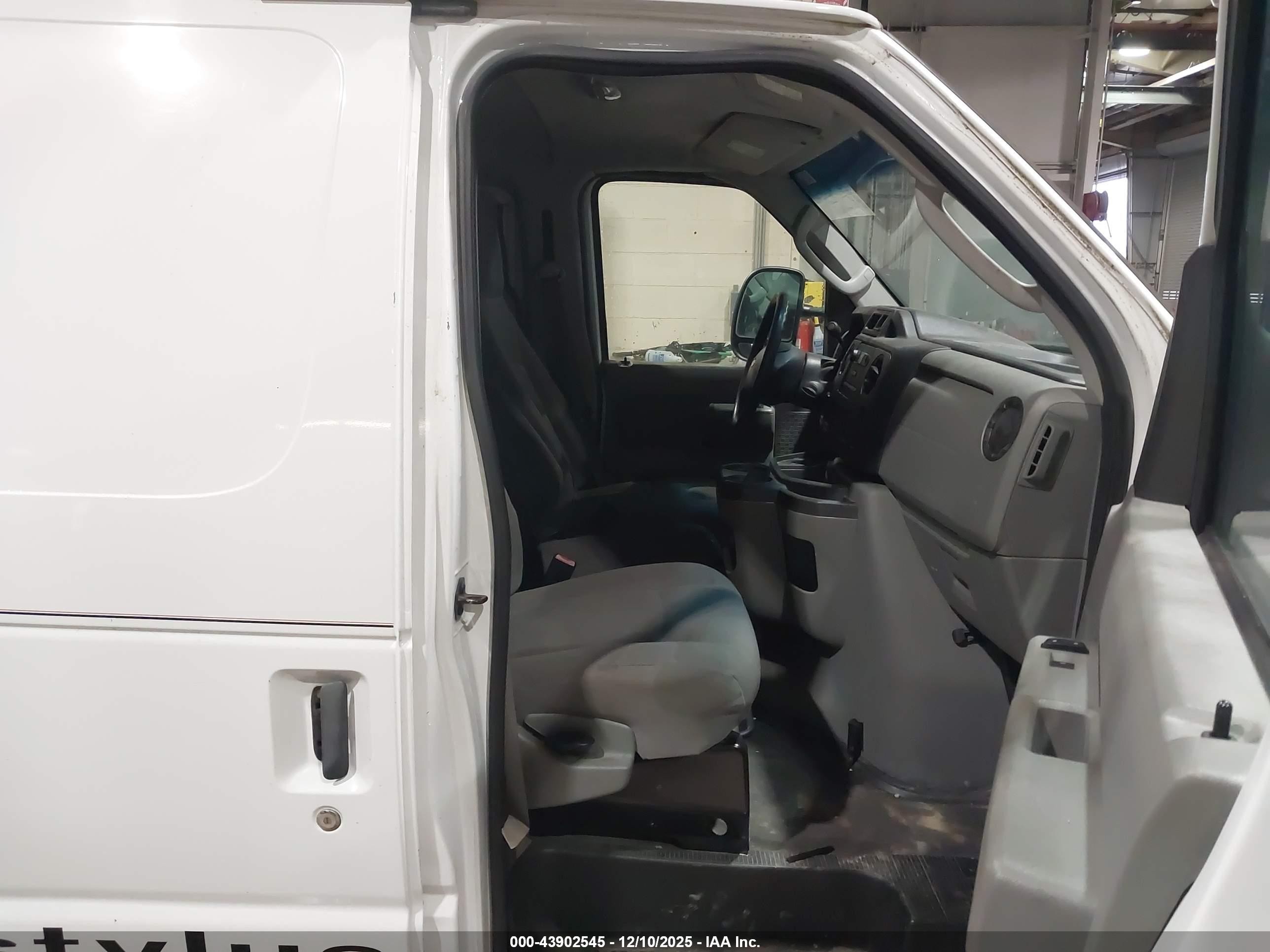 2010 Ford E-150 Commercial/recreational White vin: 1FTNE1EW9ADA66535