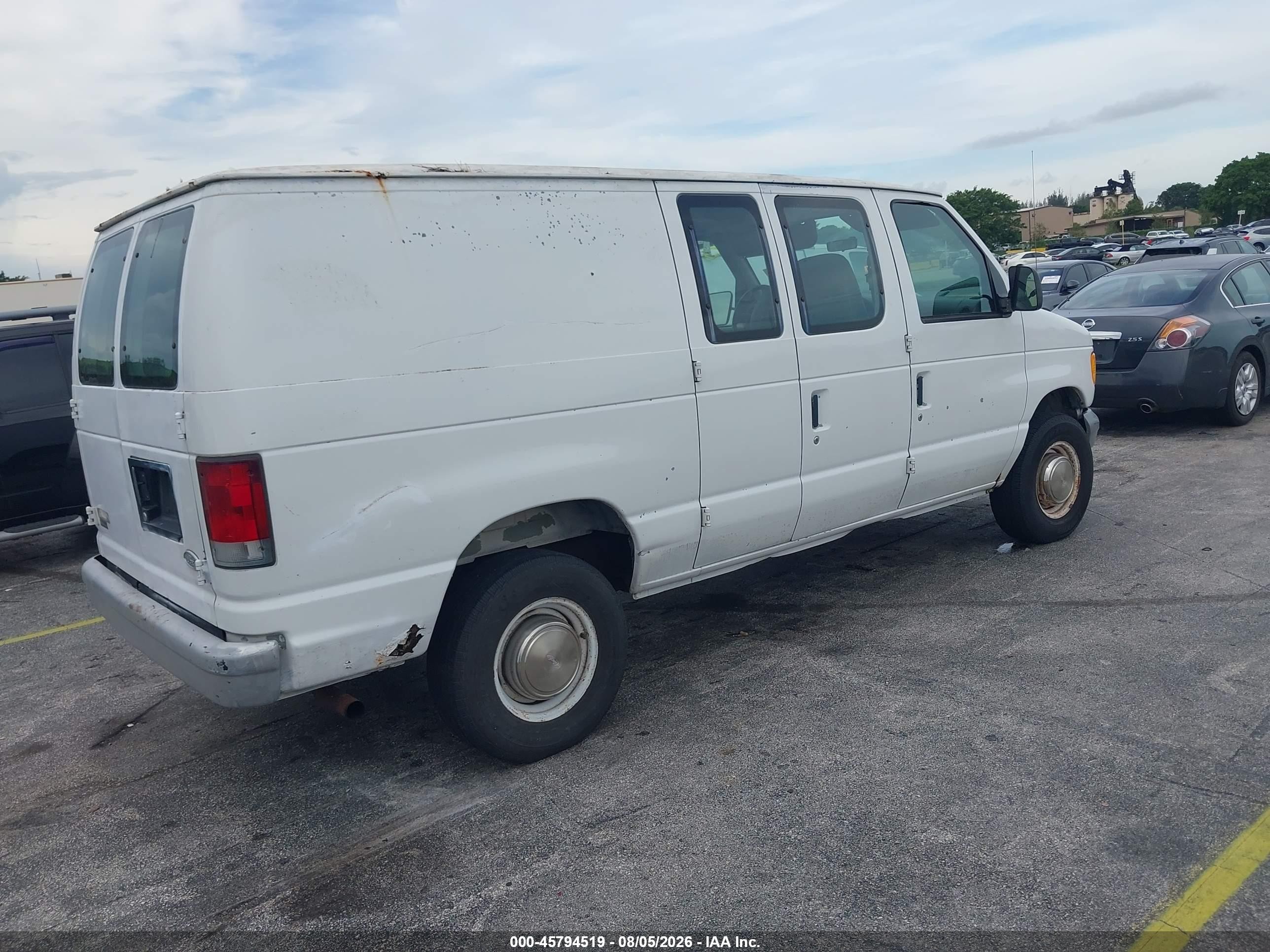 2000 Ford E-250 Commercial Белый vin: 1FTNE2424YHB04566