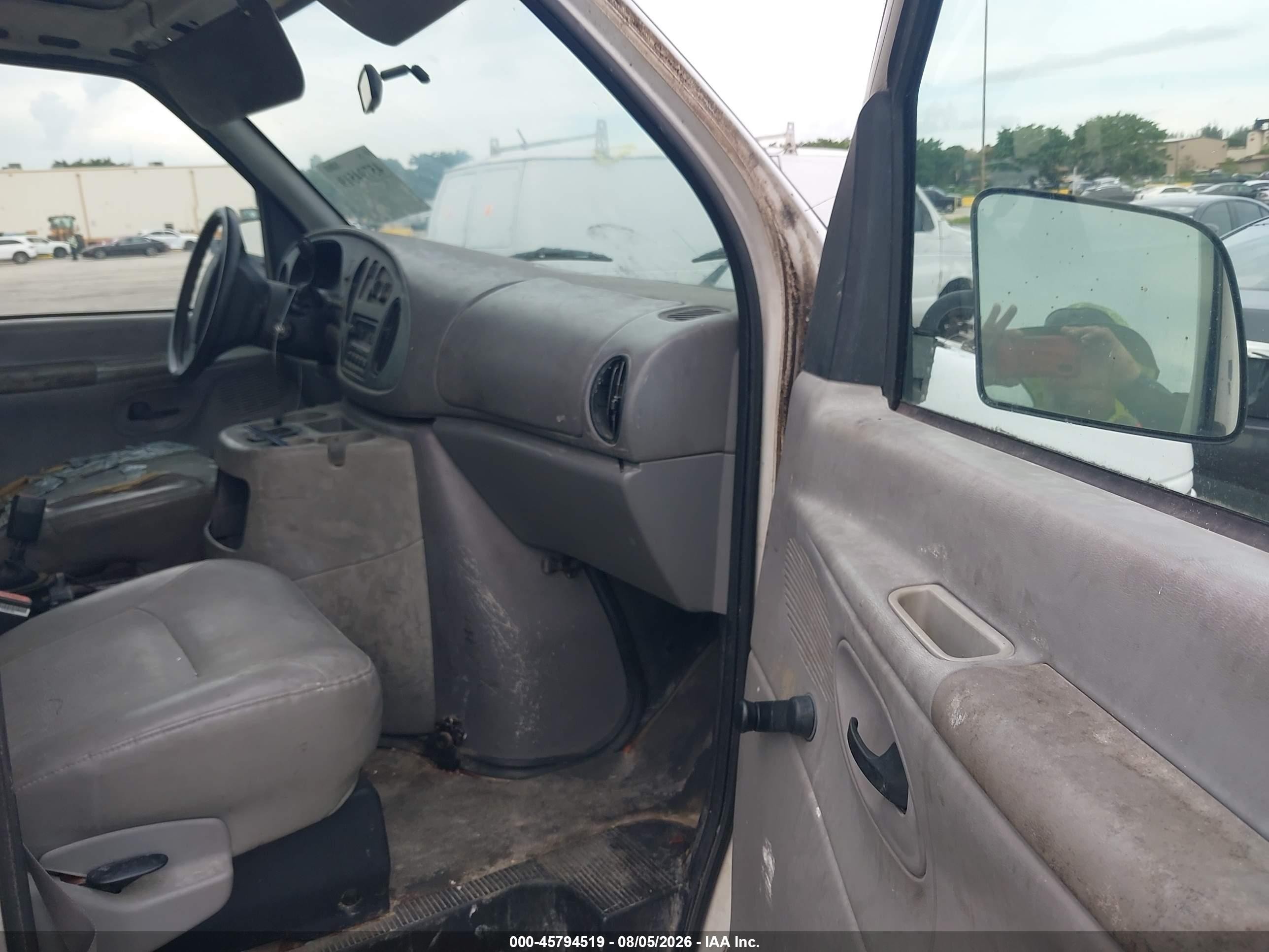 2000 Ford E-250 Commercial Белый vin: 1FTNE2424YHB04566