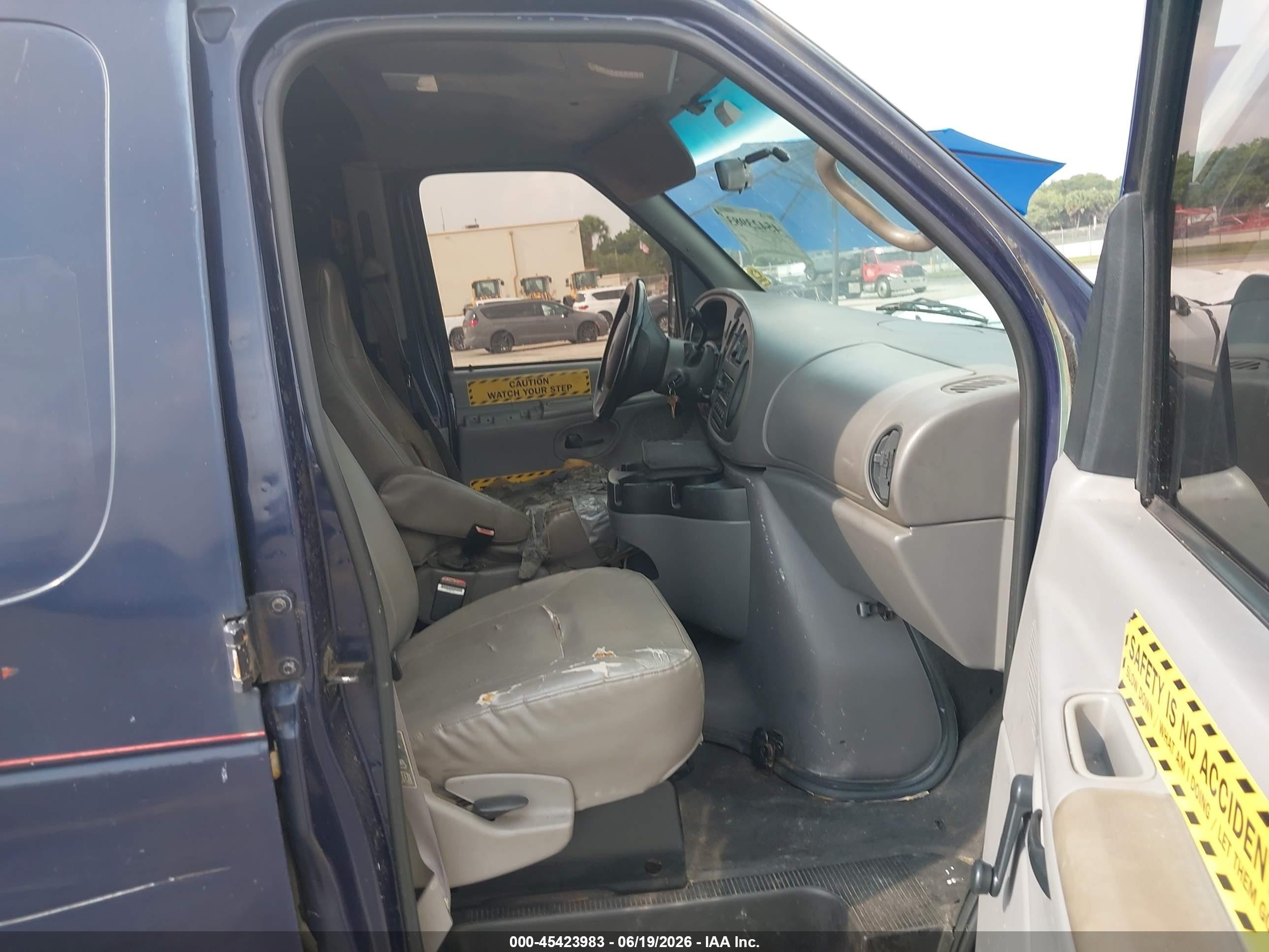 2001 Ford E-250 Commercial Dark Blue vin: 1FTNE24251HB14805
