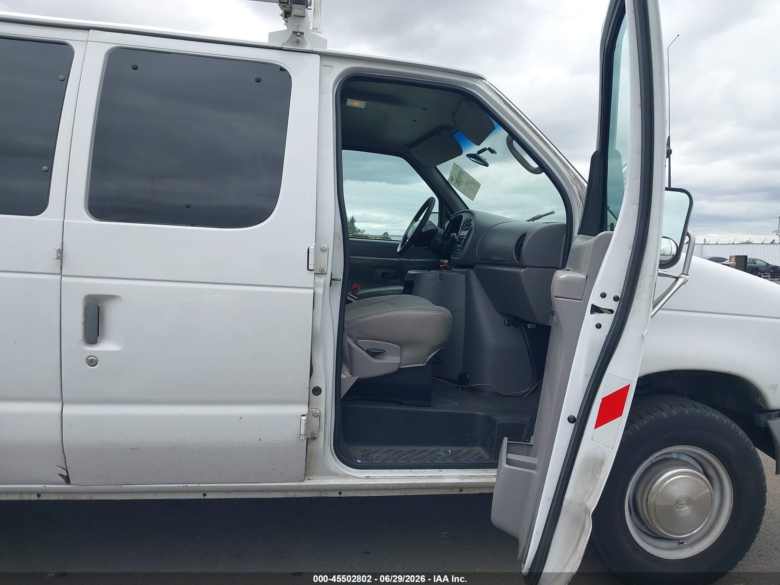 2002 Ford E-250 Commercial/recreational White vin: 1FTNE24L02HB36723