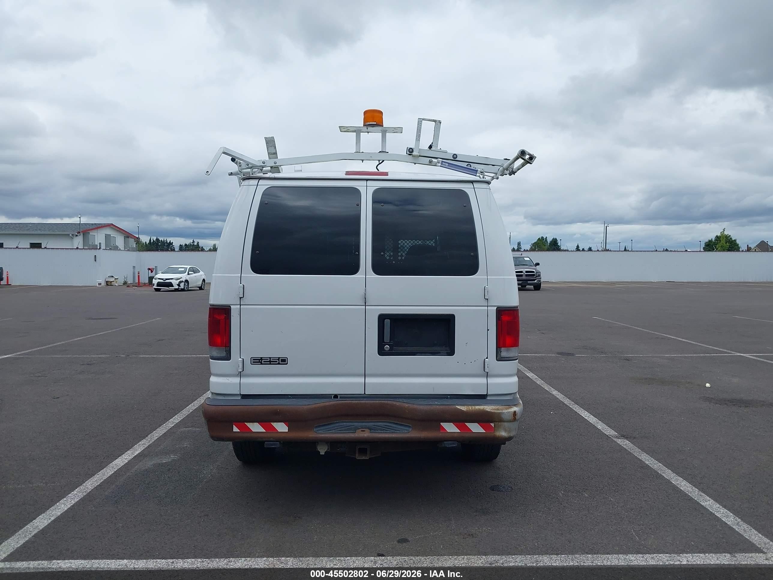2002 Ford E-250 Commercial/recreational White vin: 1FTNE24L02HB36723