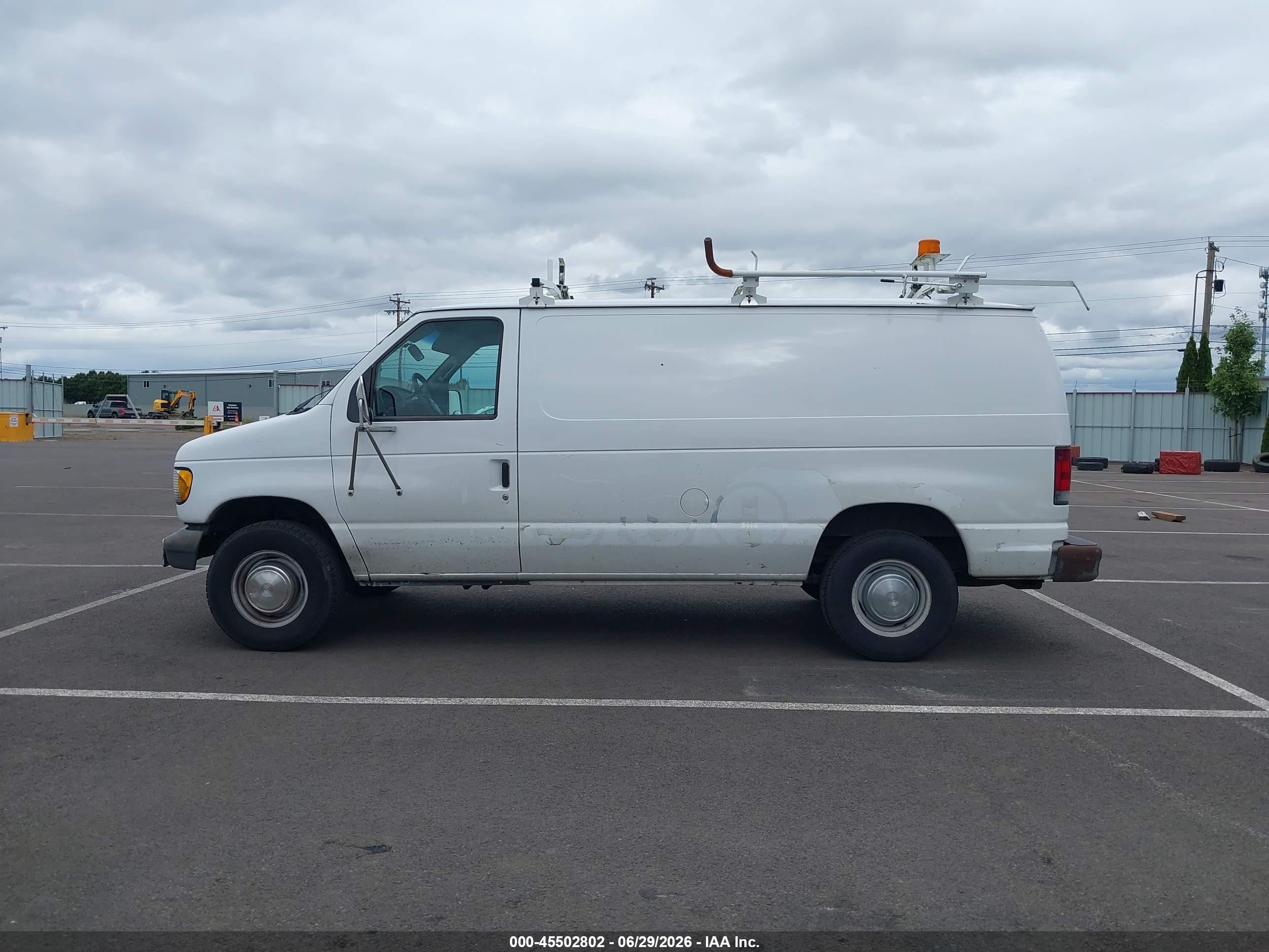 2002 Ford E-250 Commercial/recreational White vin: 1FTNE24L02HB36723