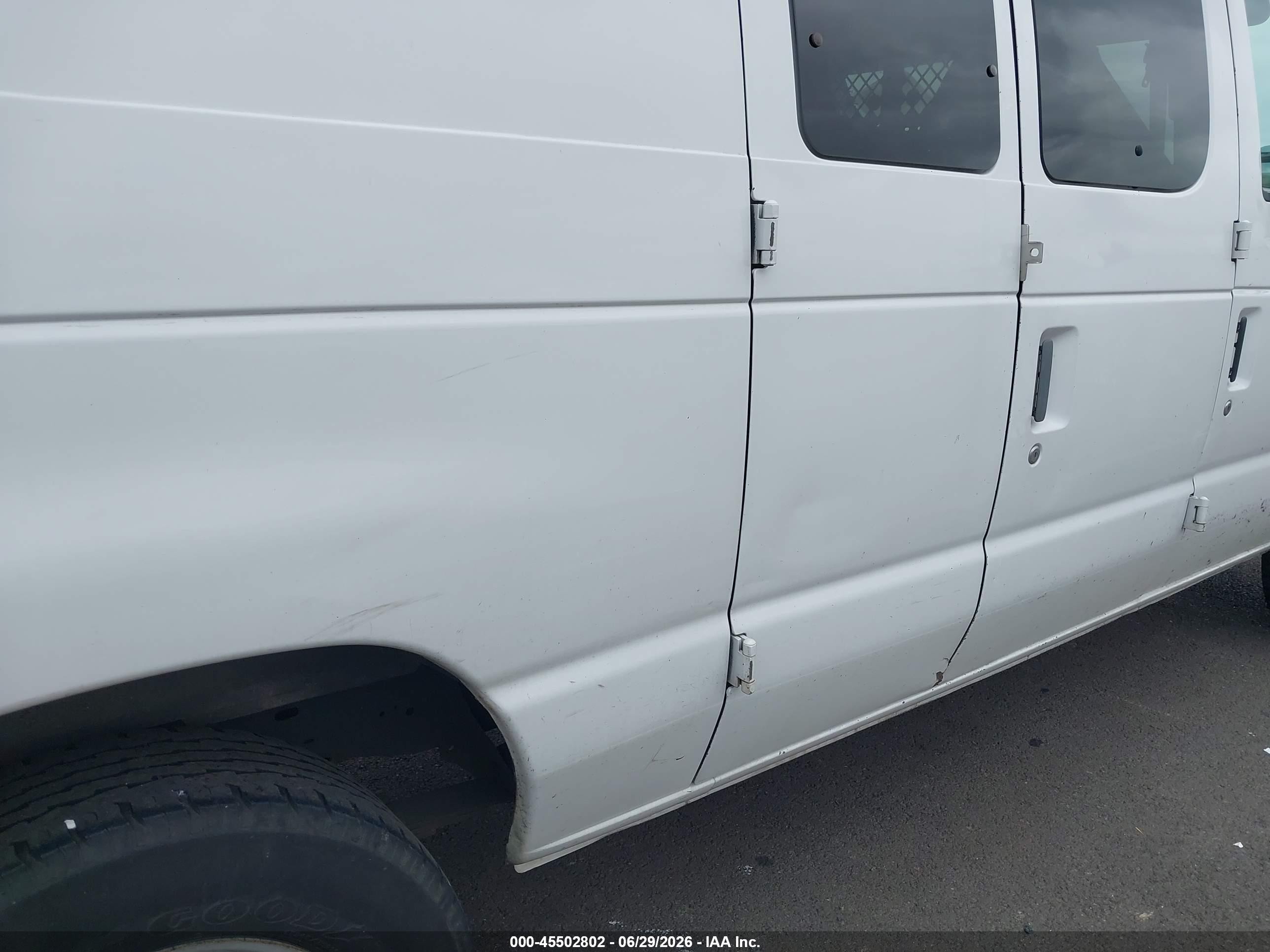 2002 Ford E-250 Commercial/recreational White vin: 1FTNE24L02HB36723