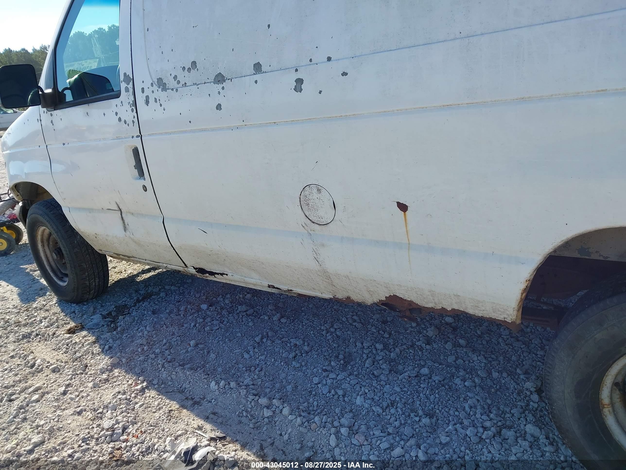 1998 Ford E-250 Commercial/recreational White vin: 1FTNE24L1WHA01630