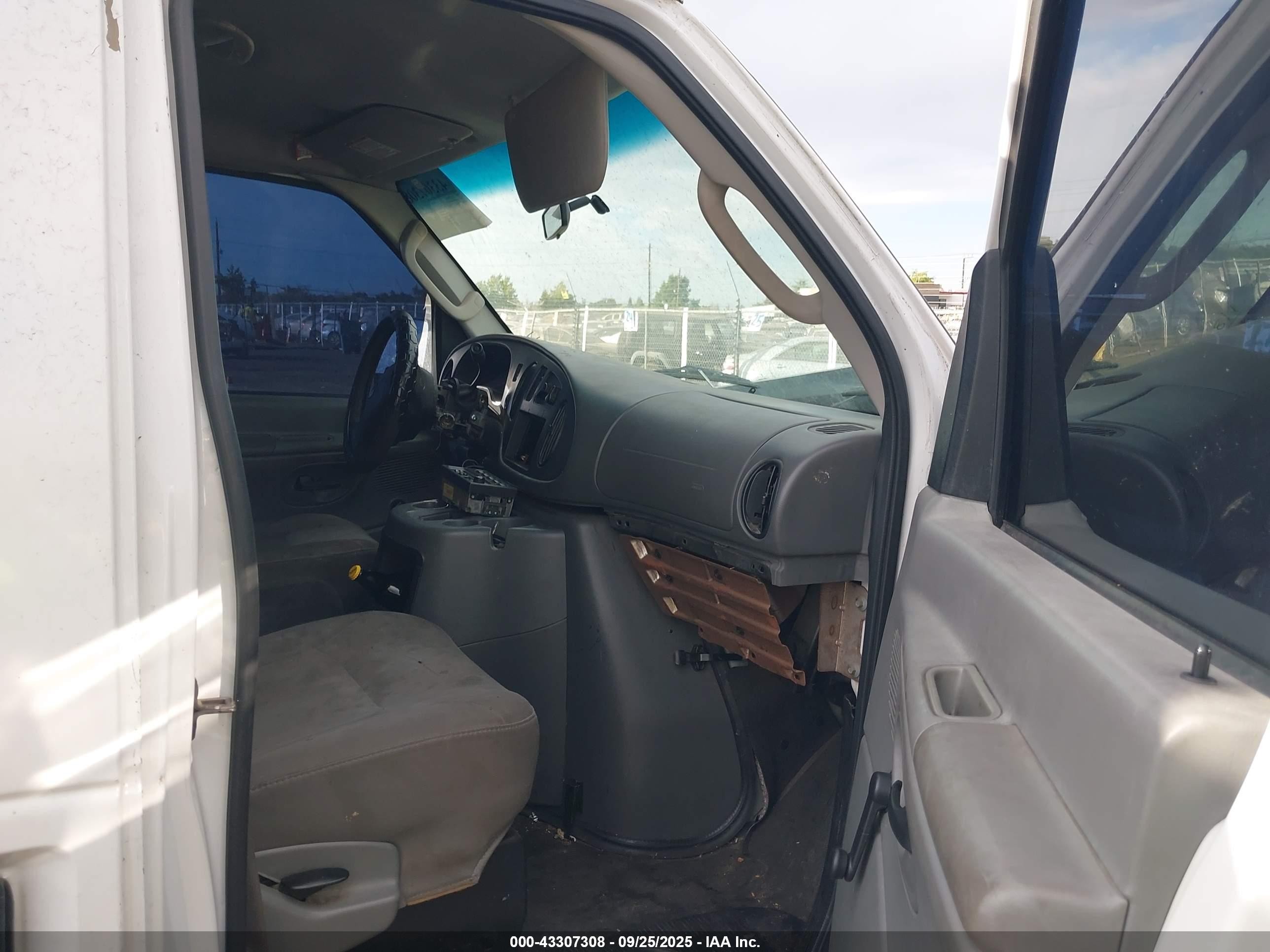 2006 Ford E-250 Commercial/recreational White vin: 1FTNE24L26DB34145