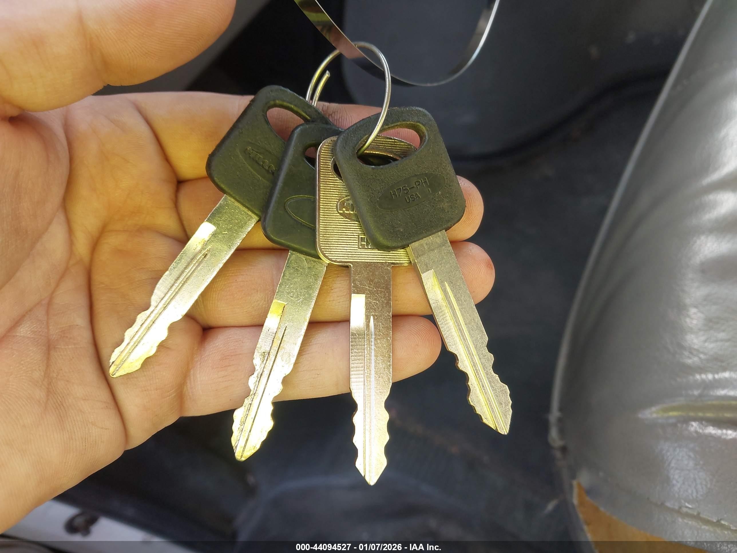 1998 Ford E-250 Commercial/recreational White vin: 1FTNE24L2WHA06402