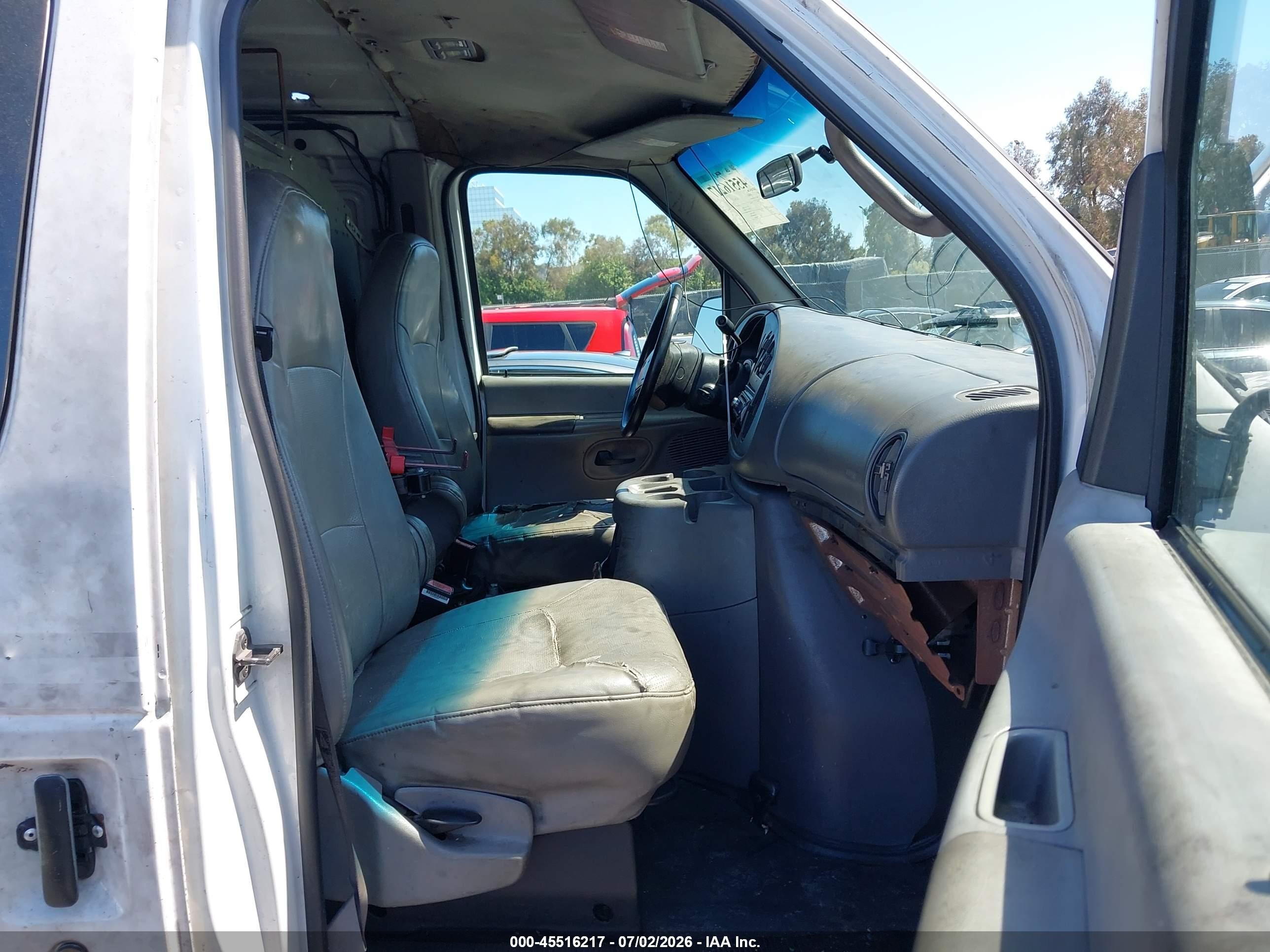 2001 Ford E-250   White vin: 1FTNE24L61HA29075