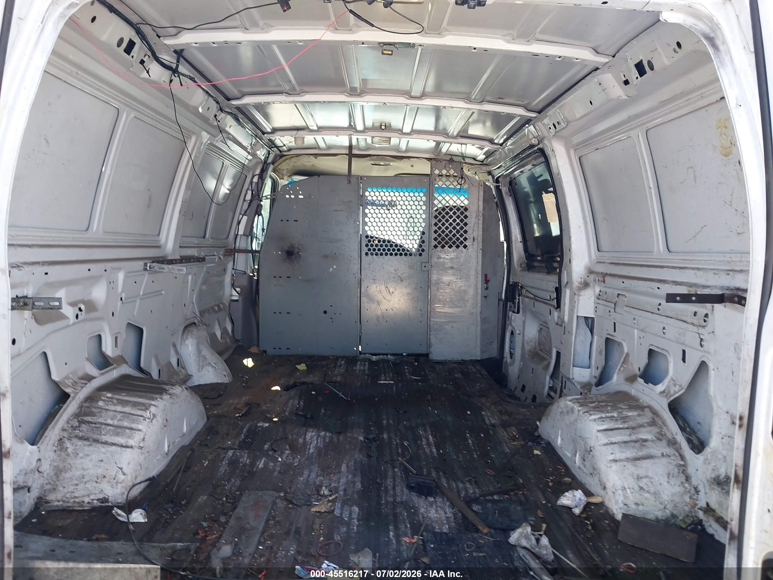 2001 Ford E-250   White vin: 1FTNE24L61HA29075