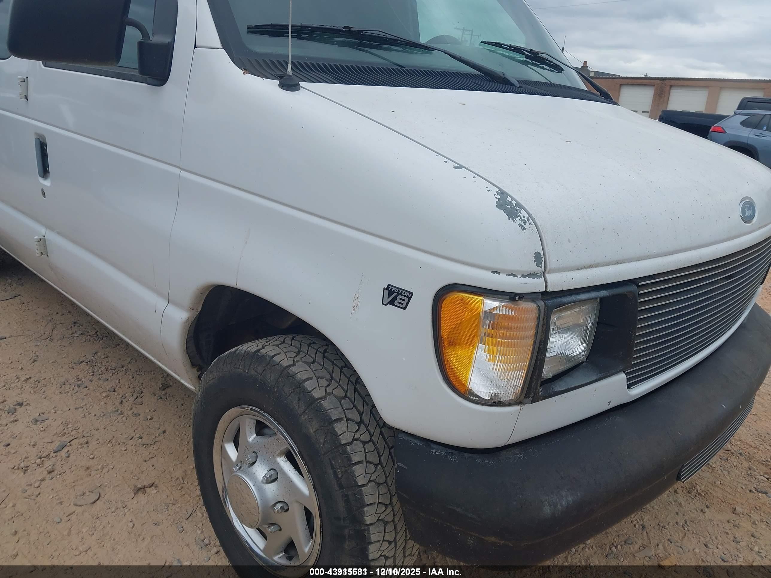 1998 Ford E-250 Commercial/recreational White vin: 1FTNE24L6WHB51829
