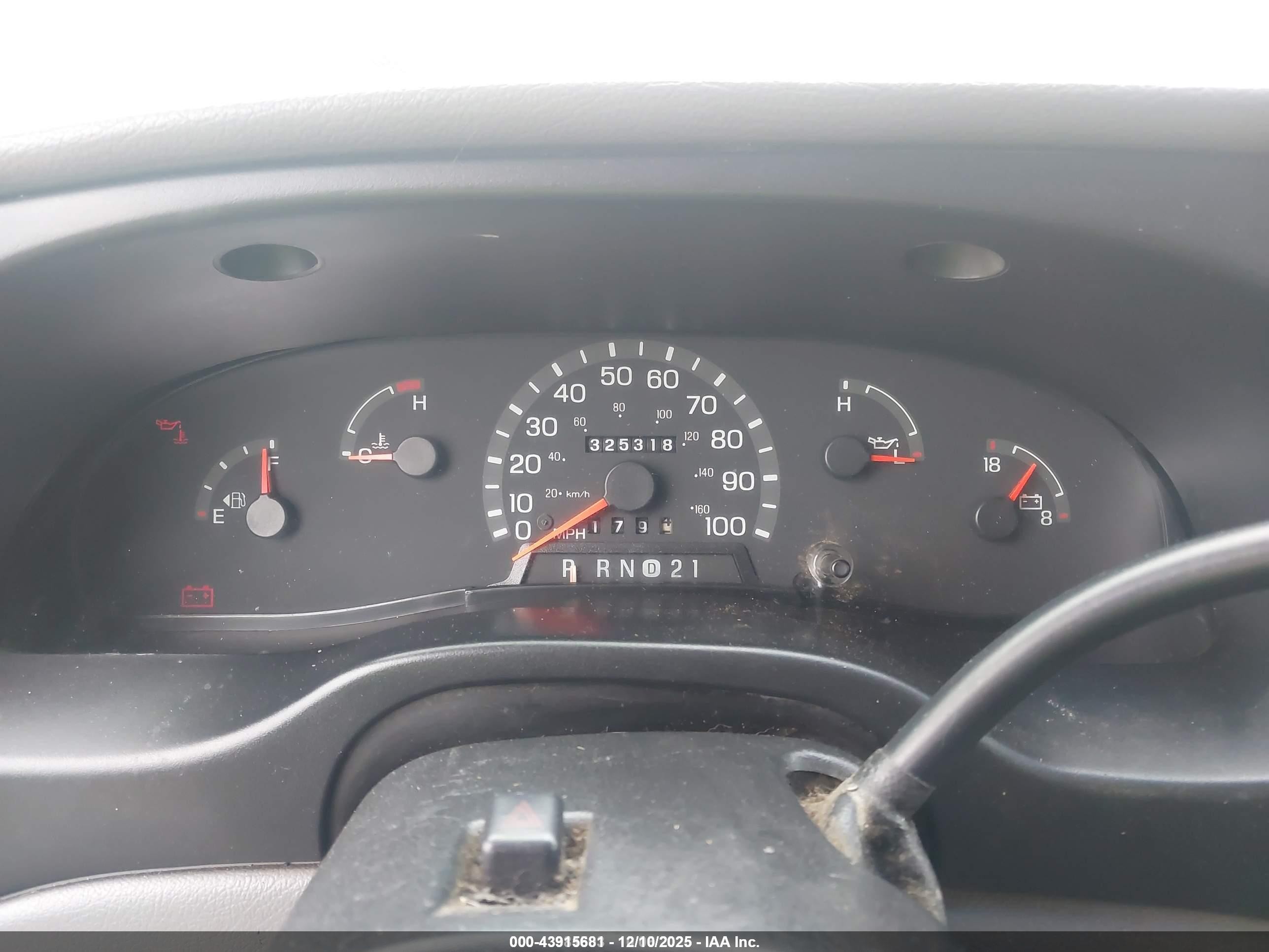 1998 Ford E-250 Commercial/recreational White vin: 1FTNE24L6WHB51829