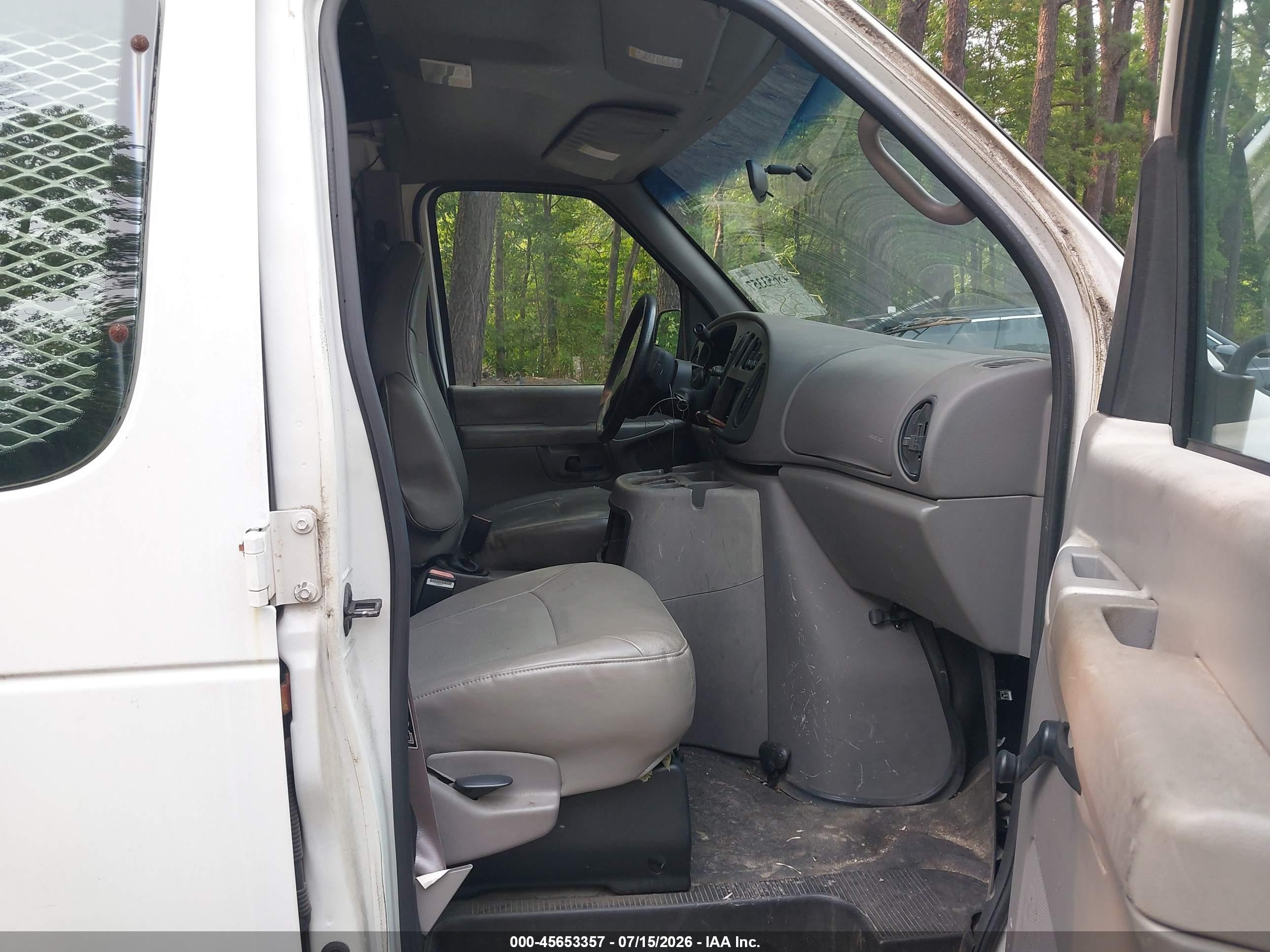 2002 Ford E-250 Commercial/recreational White vin: 1FTNE24L72HB37691