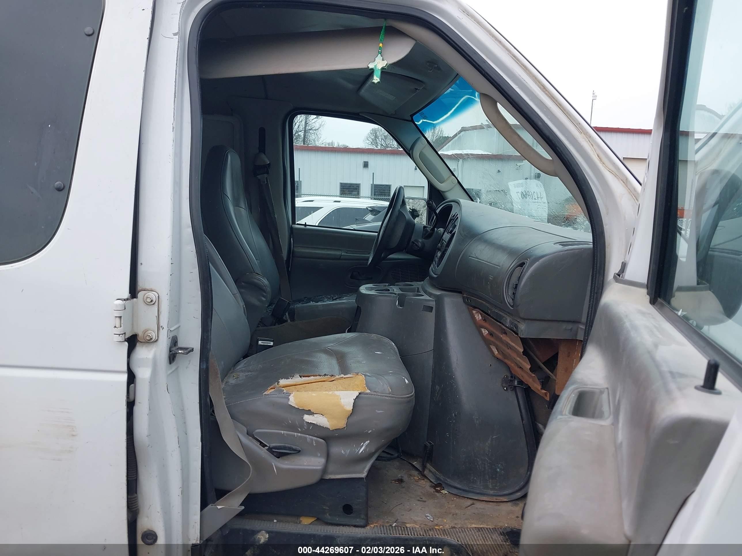 2005 Ford E-250 Commercial/recreational White vin: 1FTNE24L85HA56428