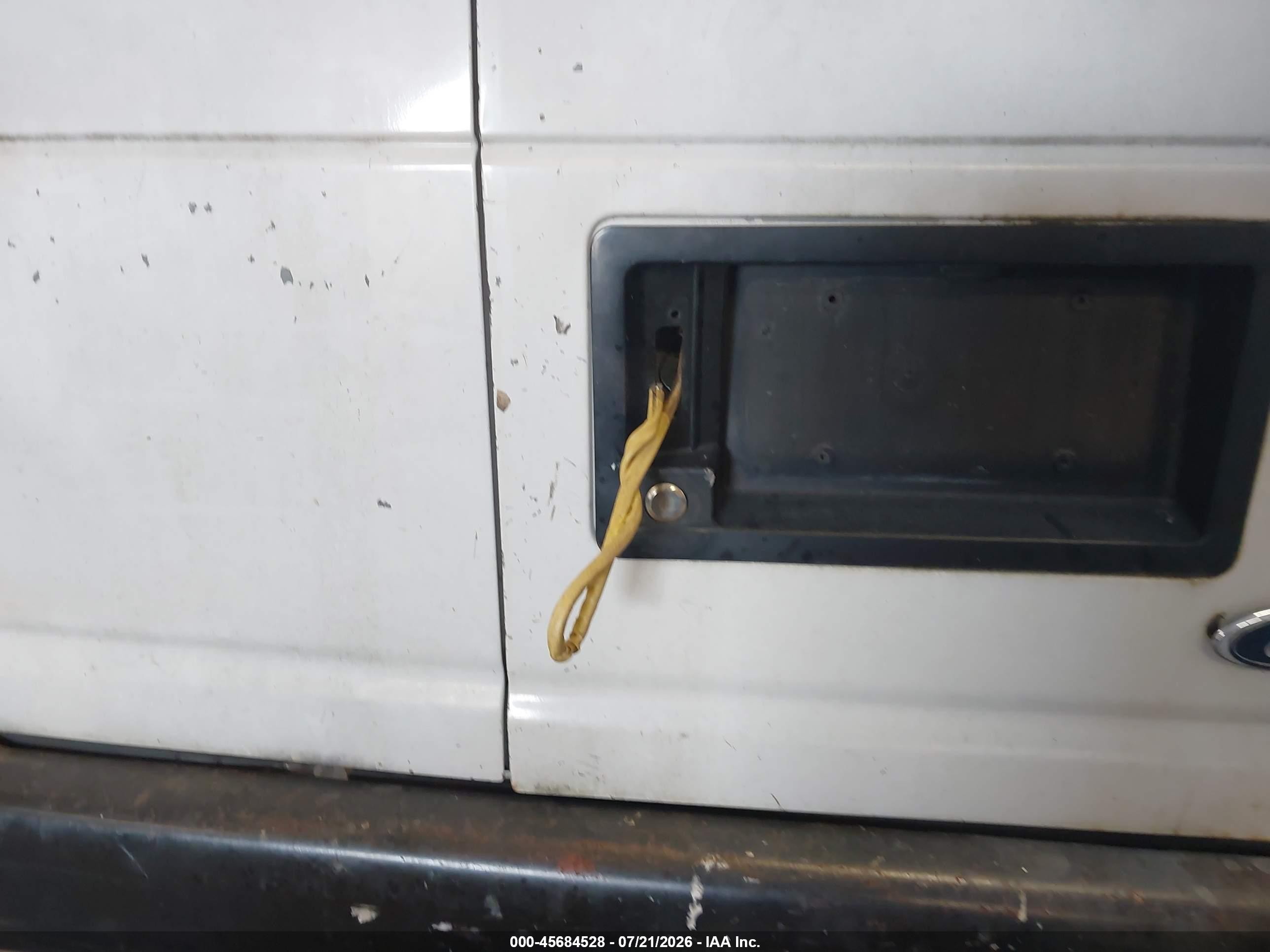 1999 Ford E-250 Commercial/recreational White vin: 1FTNE24L8XHC02801