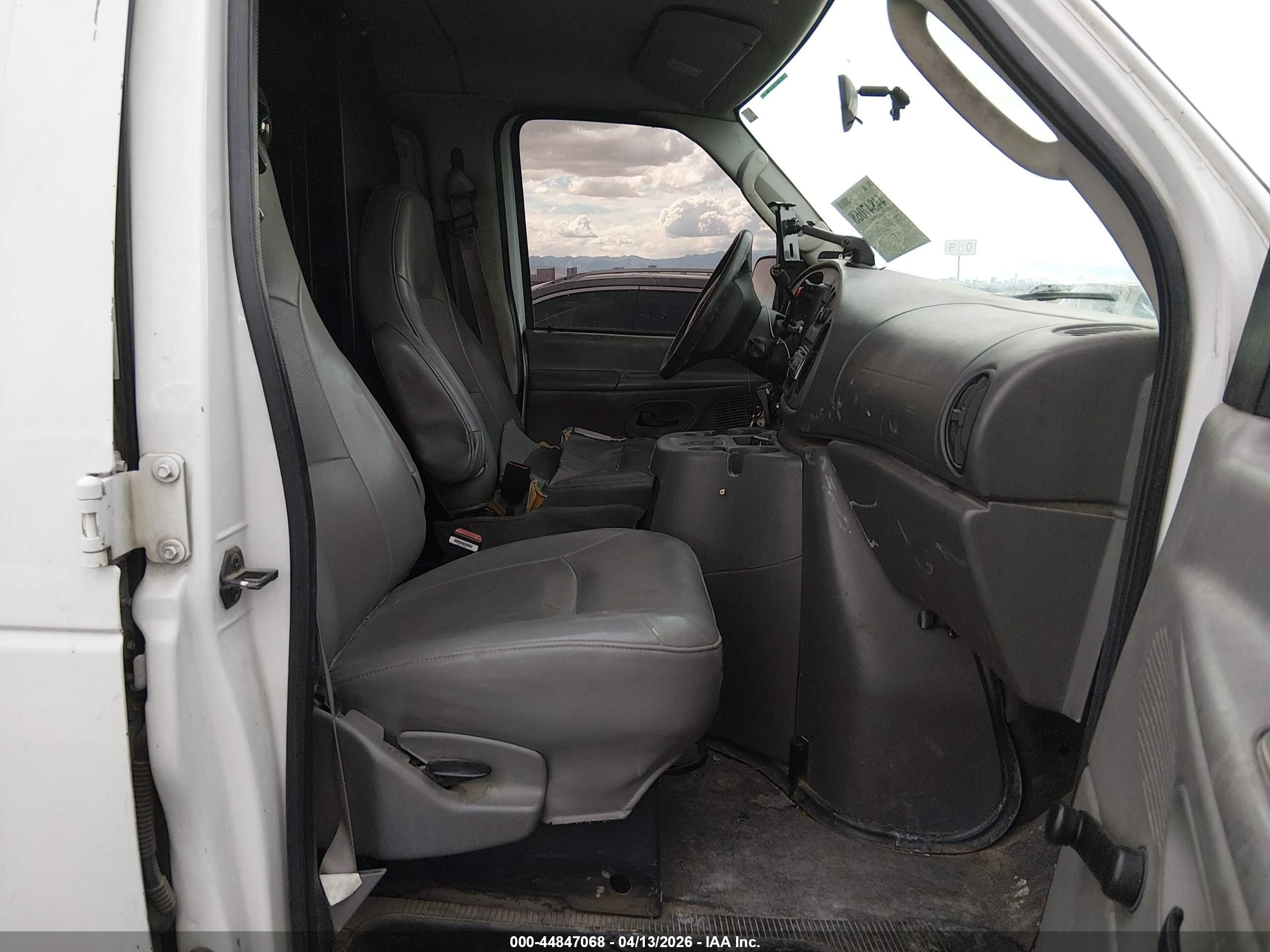 2005 Ford E-250 Commercial/recreational White vin: 1FTNE24L95HA10493