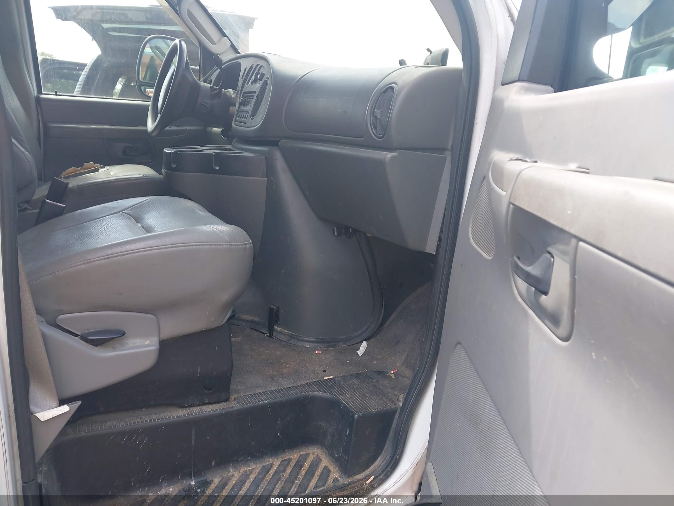 2008 Ford E-250 Commercial/recreational White vin: 1FTNE24L98DB00108