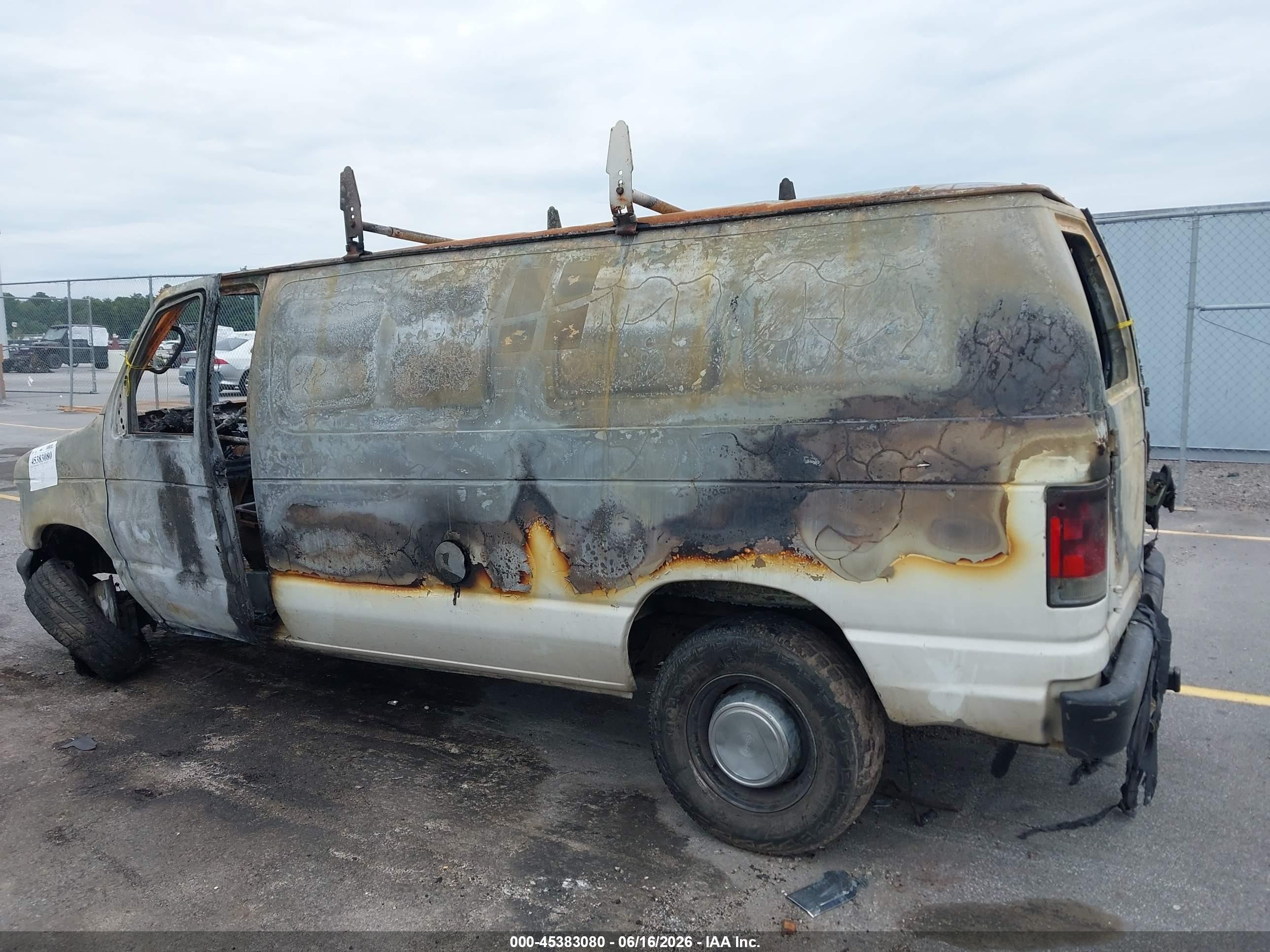 2005 Ford E-250 Commercial/recreational White vin: 1FTNE24LX5HA43471