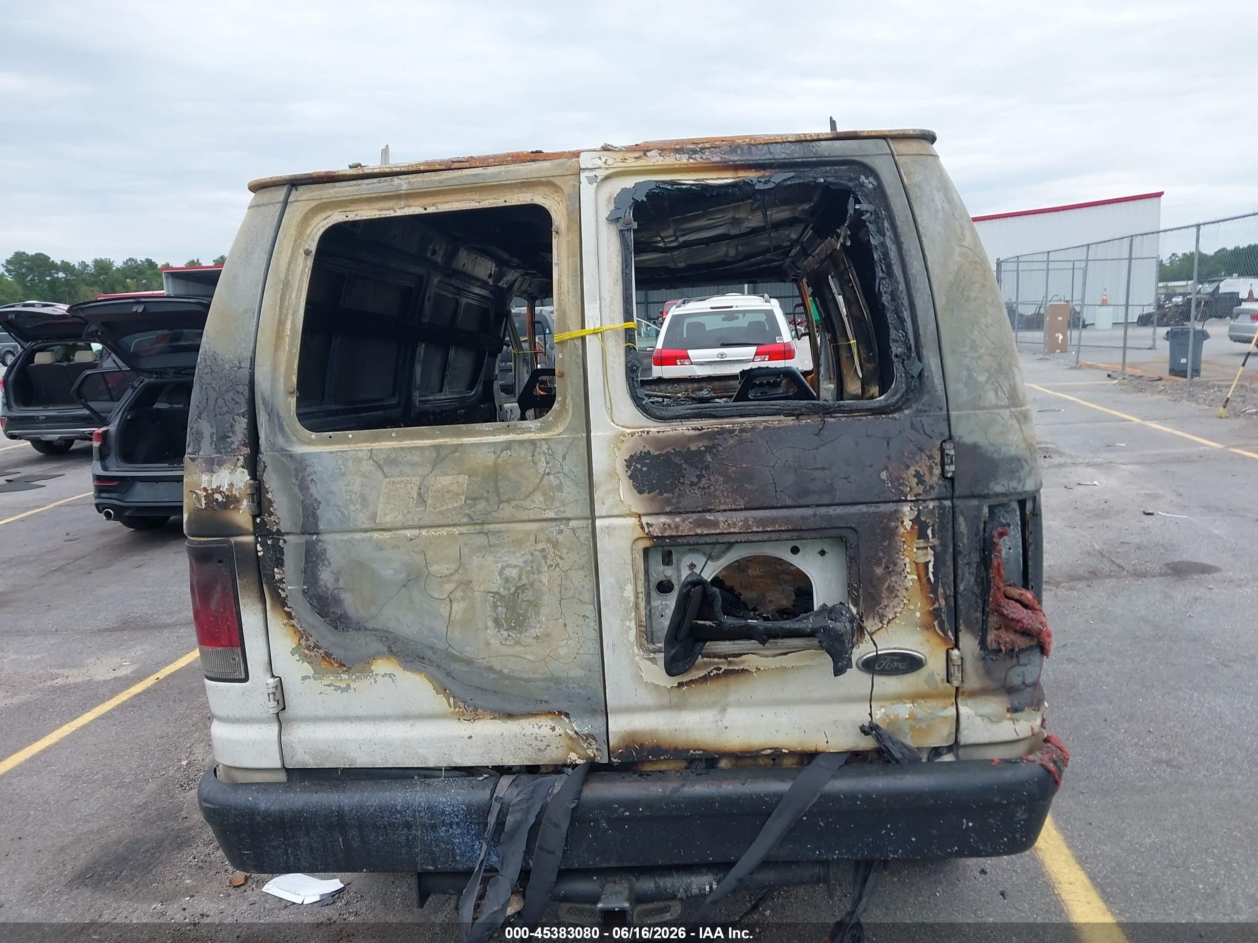 2005 Ford E-250 Commercial/recreational White vin: 1FTNE24LX5HA43471