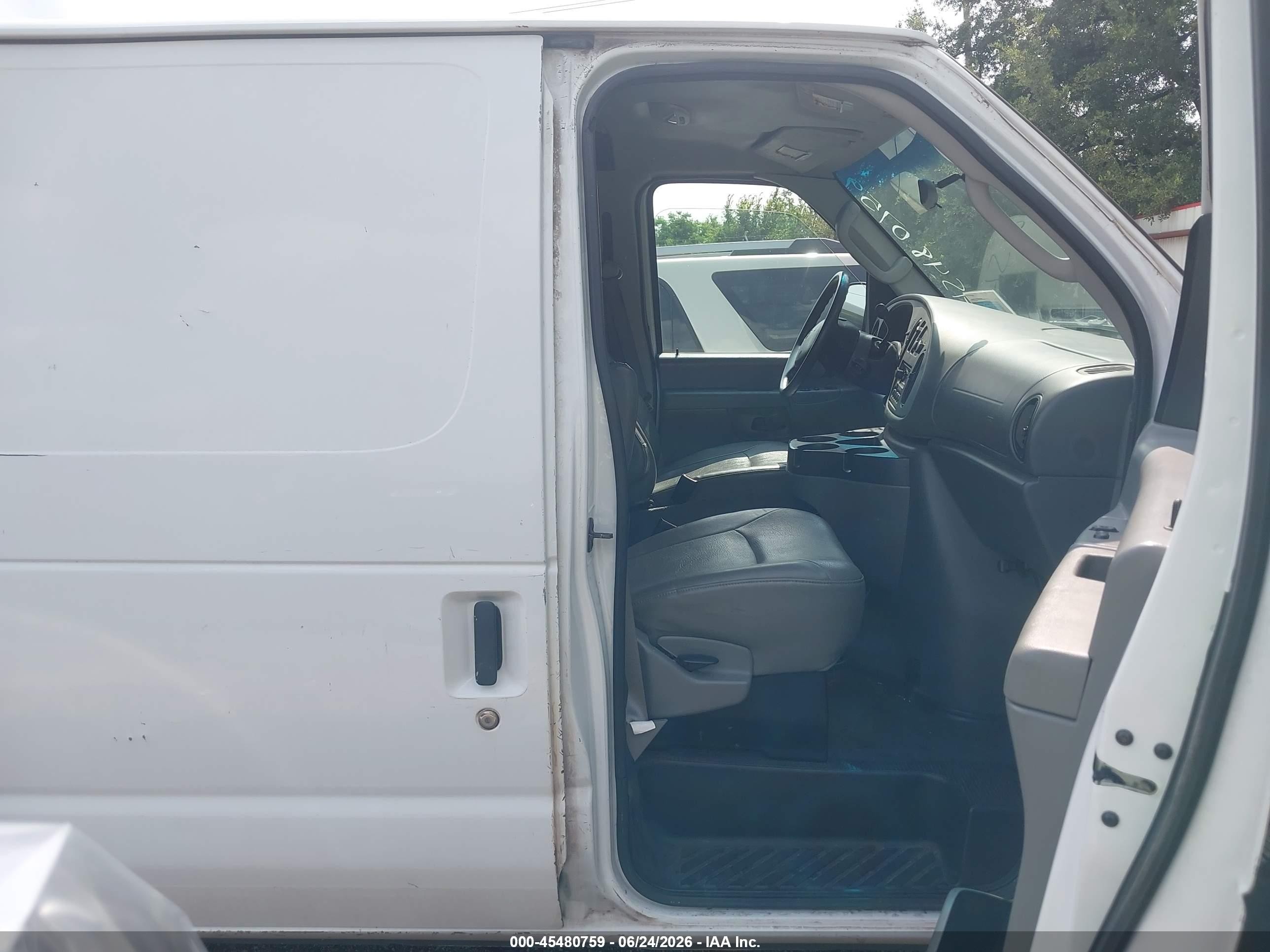 2008 Ford E-250 Commercial/recreational White vin: 1FTNE24LX8DA81407