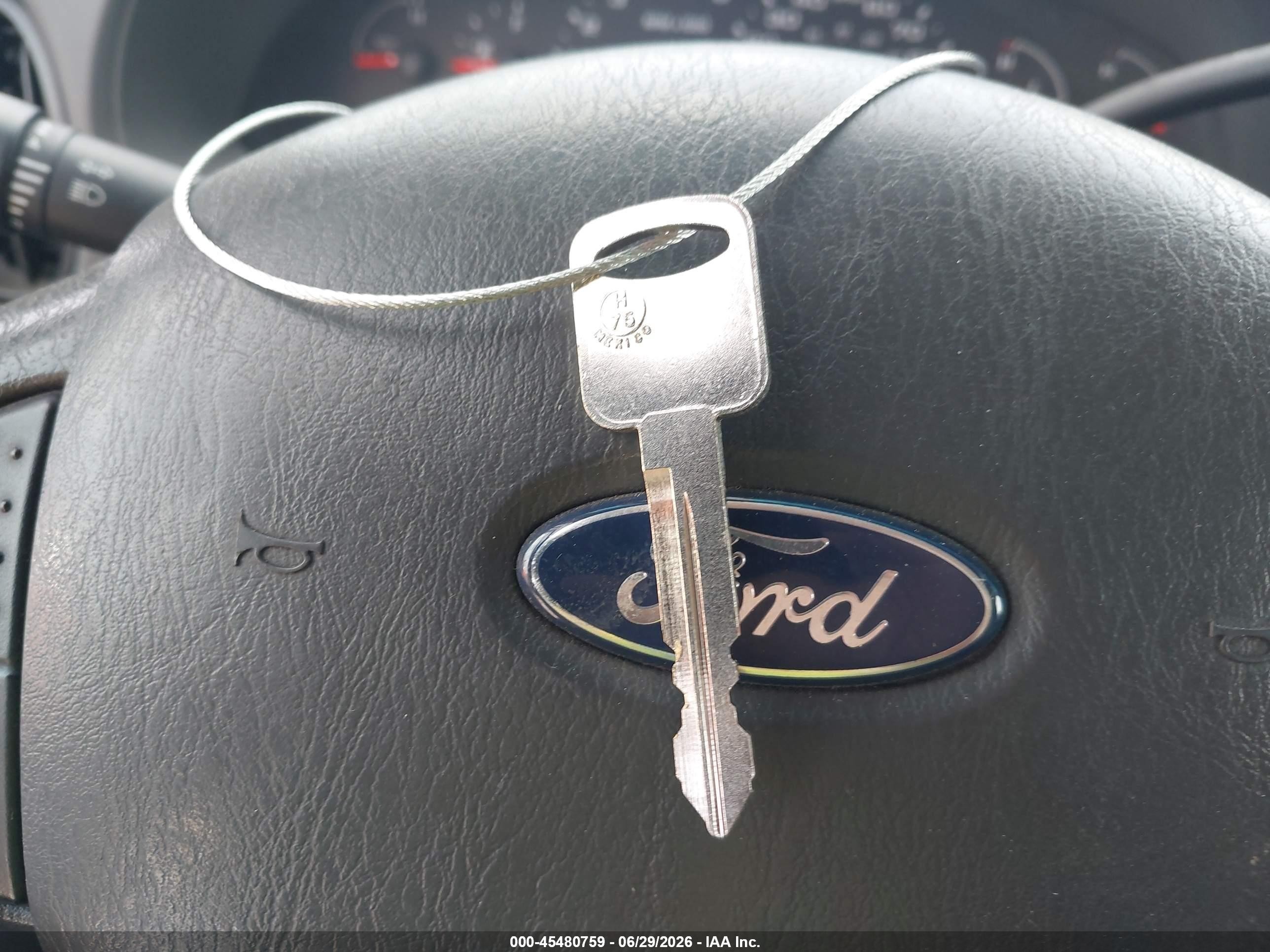 2008 Ford E-250 Commercial/recreational White vin: 1FTNE24LX8DA81407