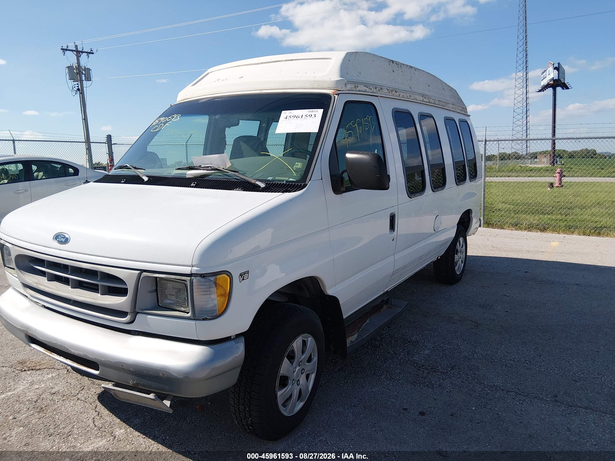 2000 Ford E-250 Commercial/recreational White vin: 1FTNE24LXYHB20022