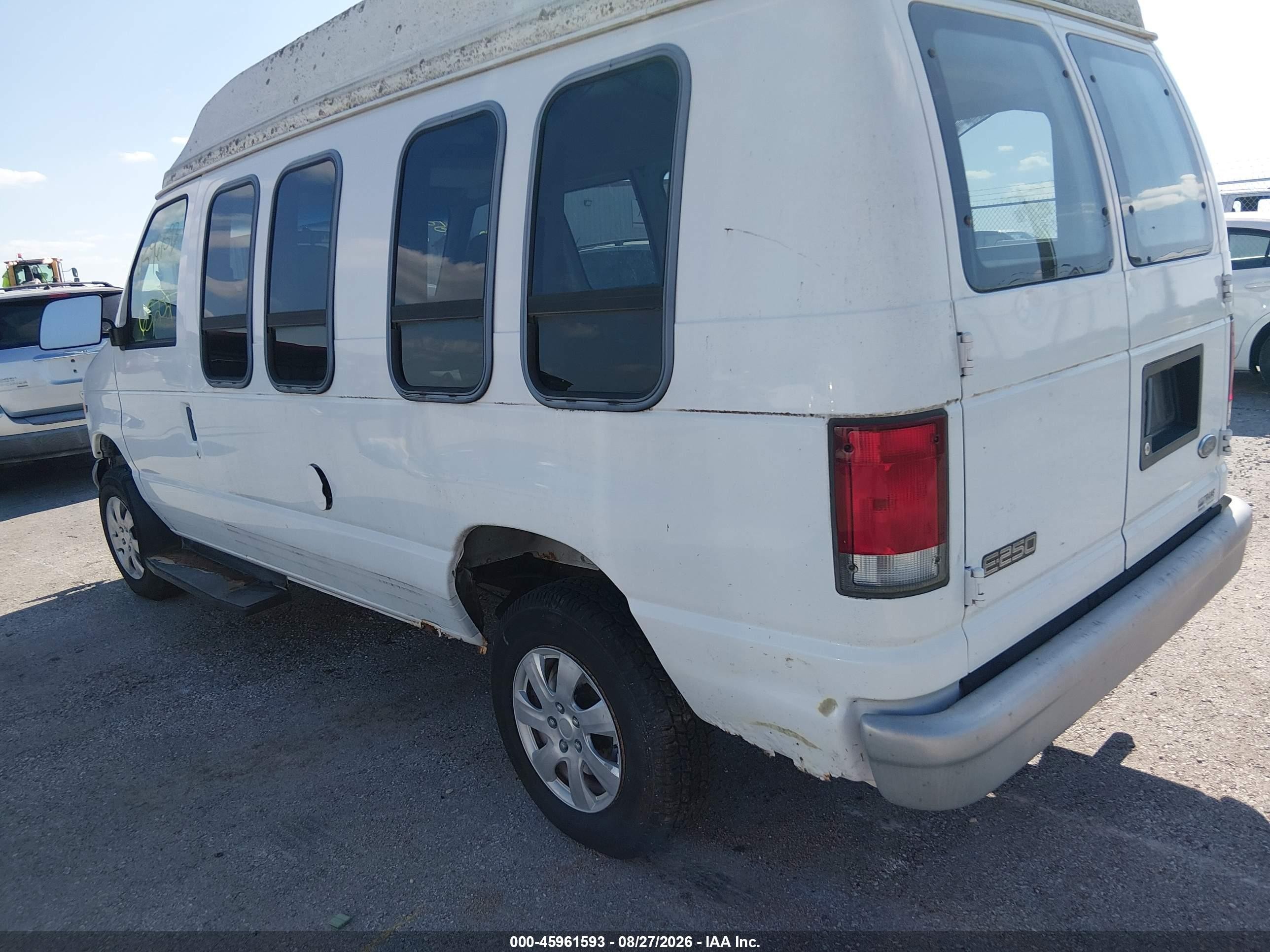 2000 Ford E-250 Commercial/recreational White vin: 1FTNE24LXYHB20022