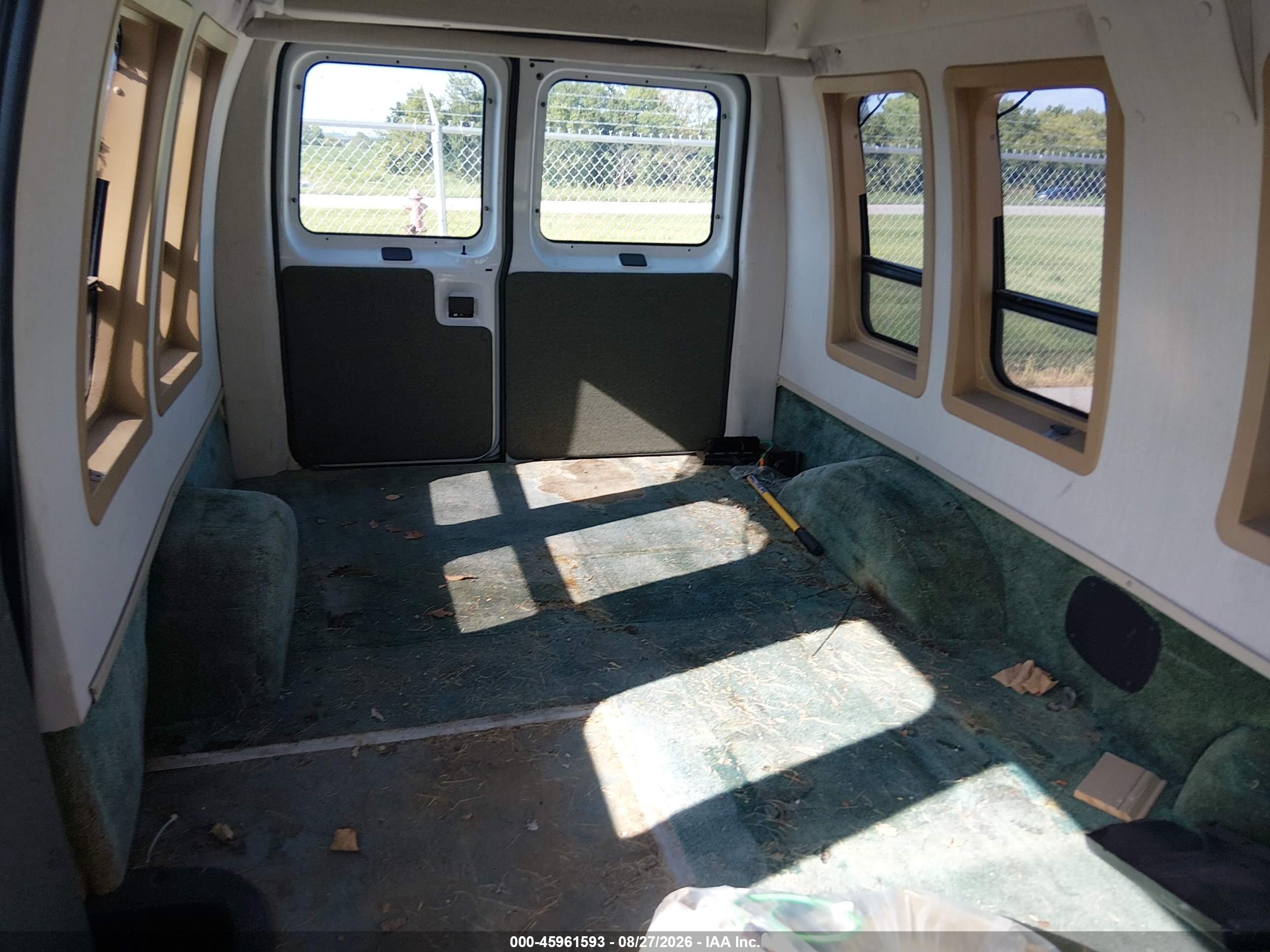 2000 Ford E-250 Commercial/recreational White vin: 1FTNE24LXYHB20022
