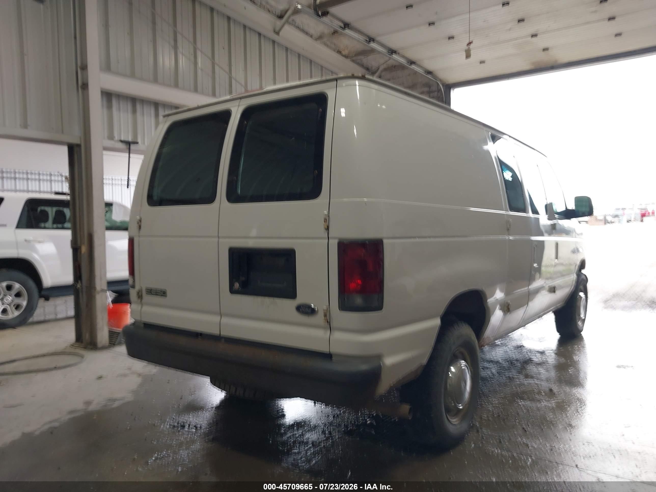2004 Ford E-250 Commercial/recreational White vin: 1FTNE24W44HB53571
