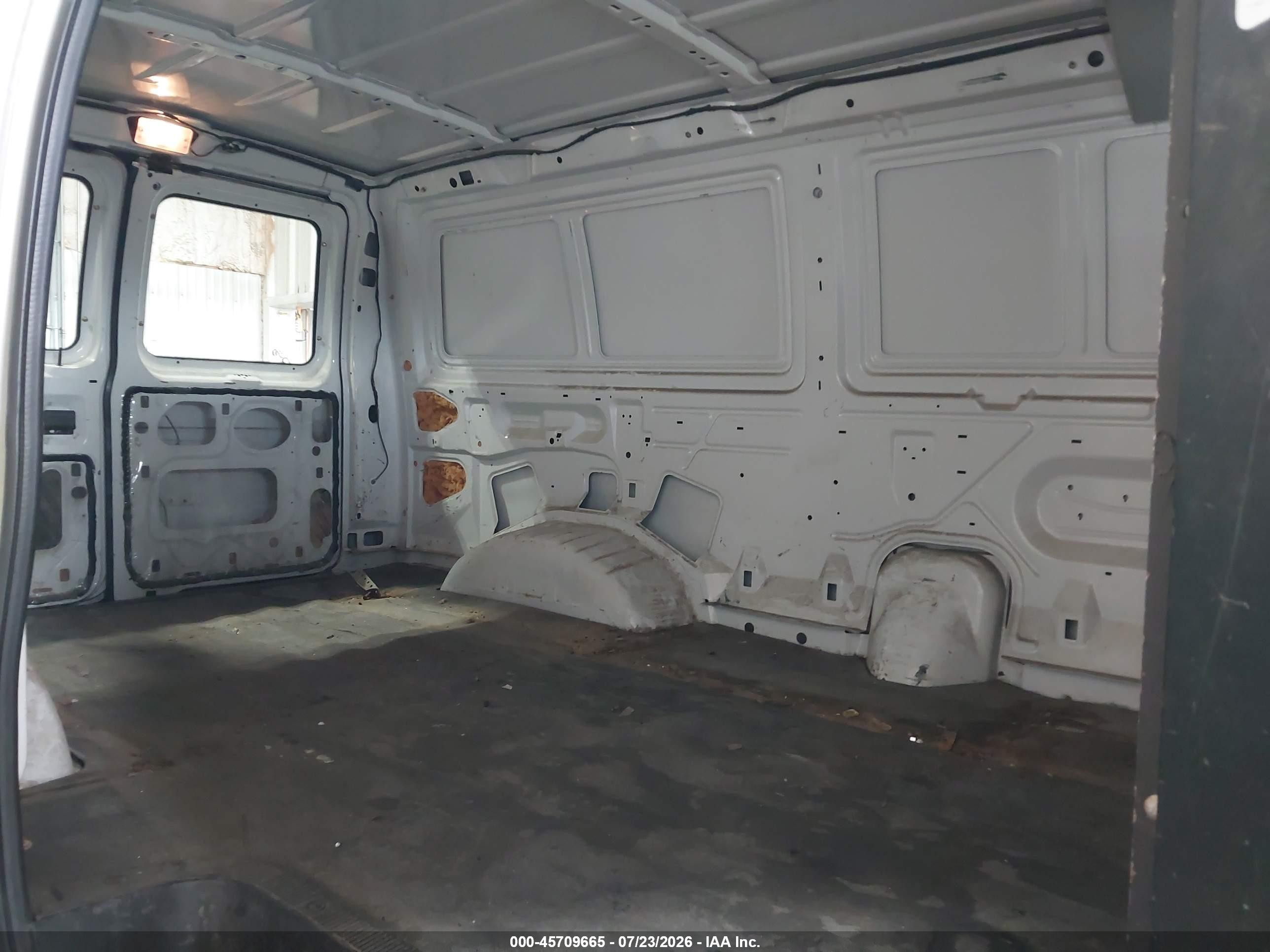 2004 Ford E-250 Commercial/recreational White vin: 1FTNE24W44HB53571