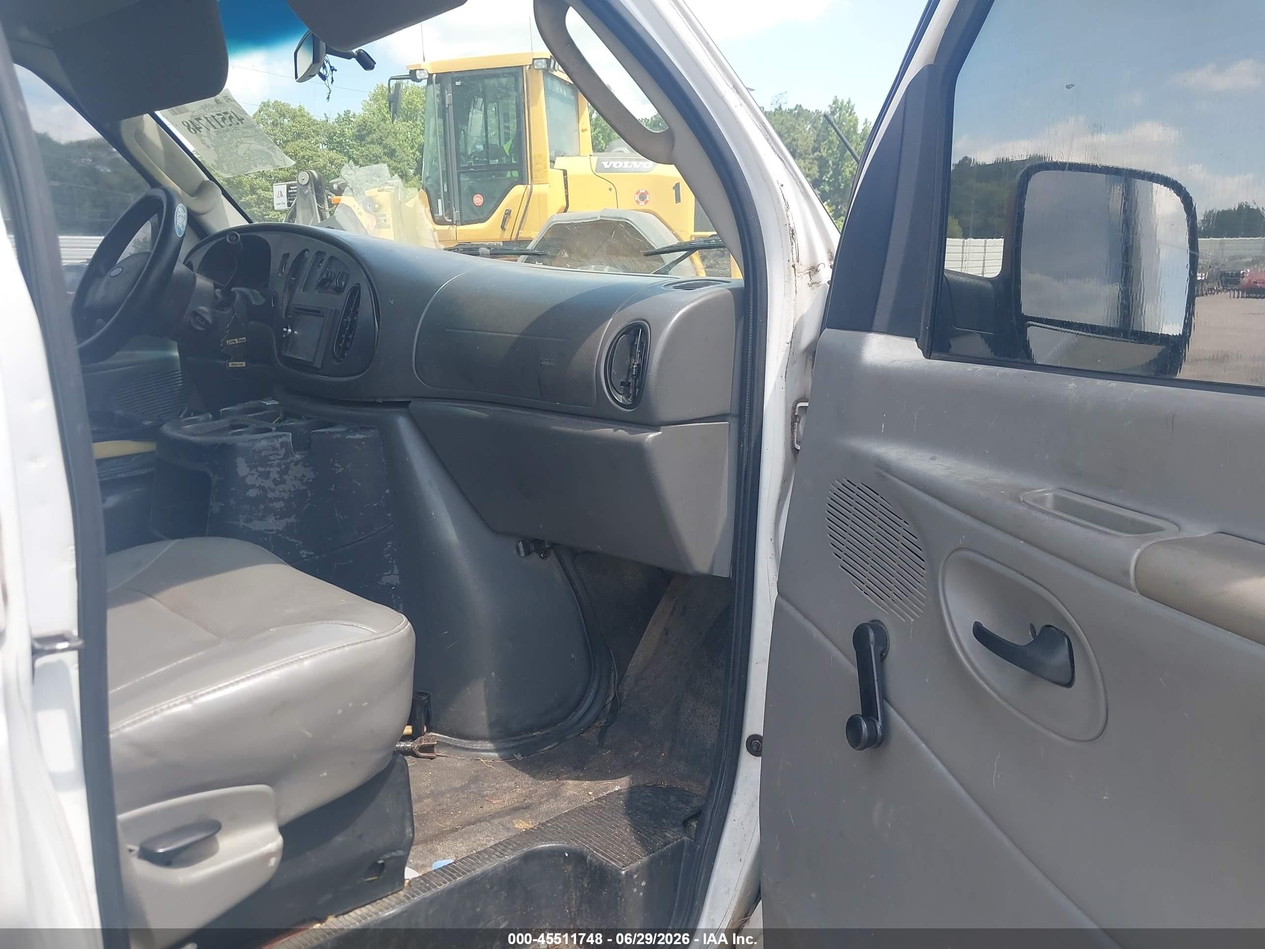 2004 Ford E-250 Commercial/recreational White vin: 1FTNE24W54HB45950