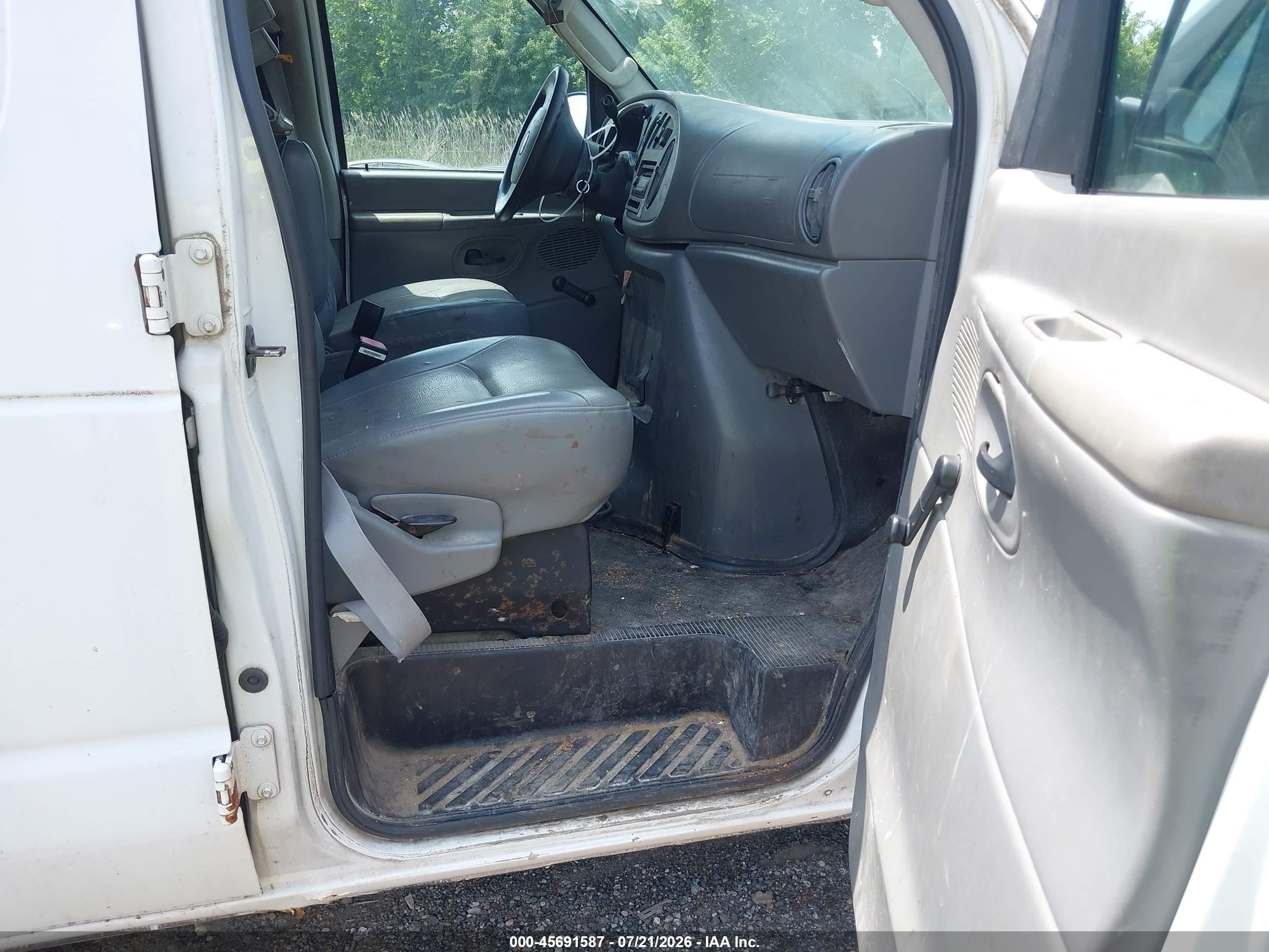 2005 Ford E-250 Commercial/recreational White vin: 1FTNE24W75HA80245