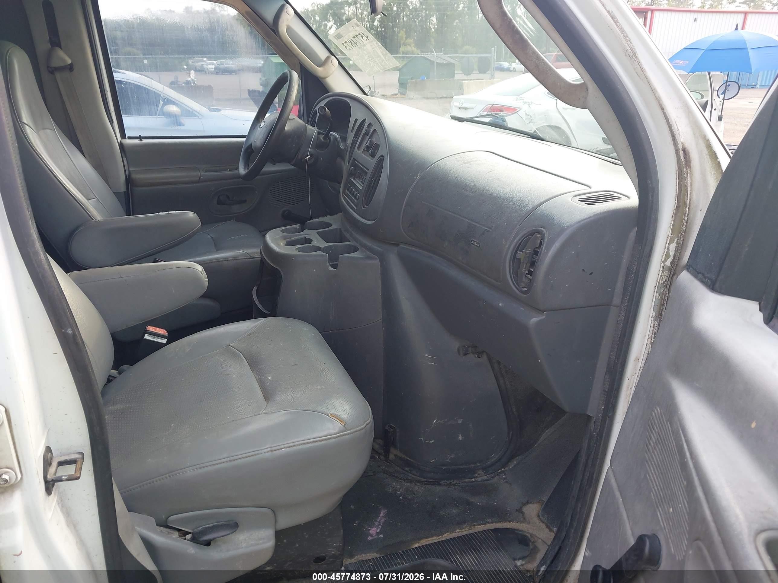 2004 Ford E-250 Commercial/recreational White vin: 1FTNE24W84HA08811